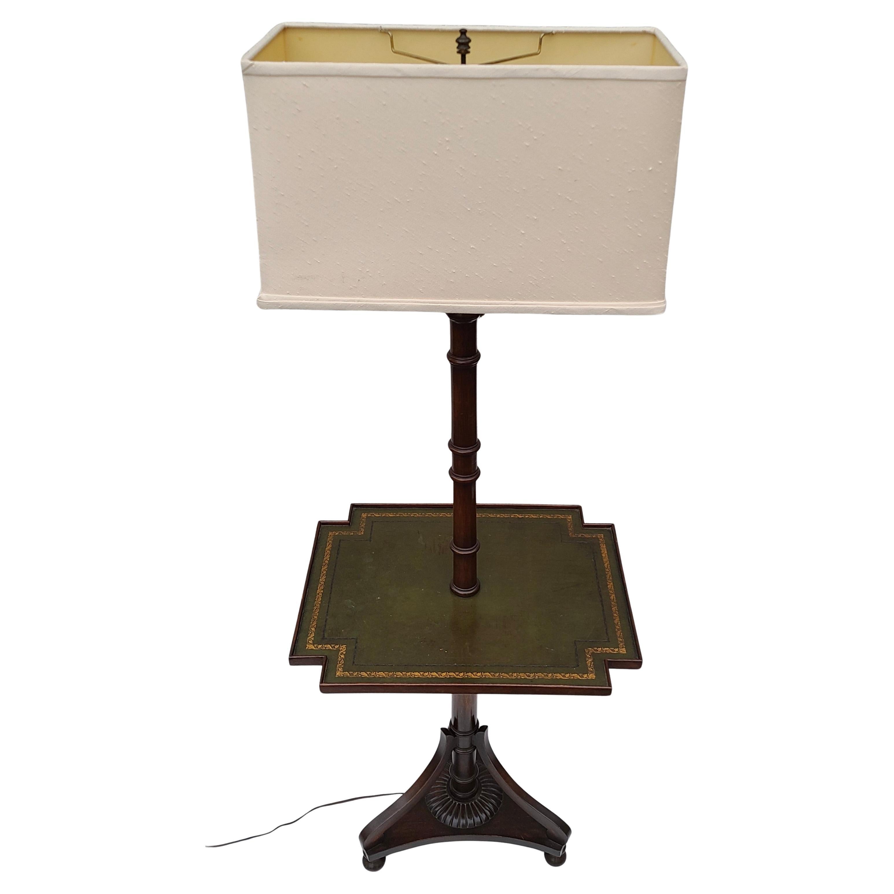 Mesa de lámpara tradicional de cuero y caoba al estilo de Baker Furniture Latón en venta