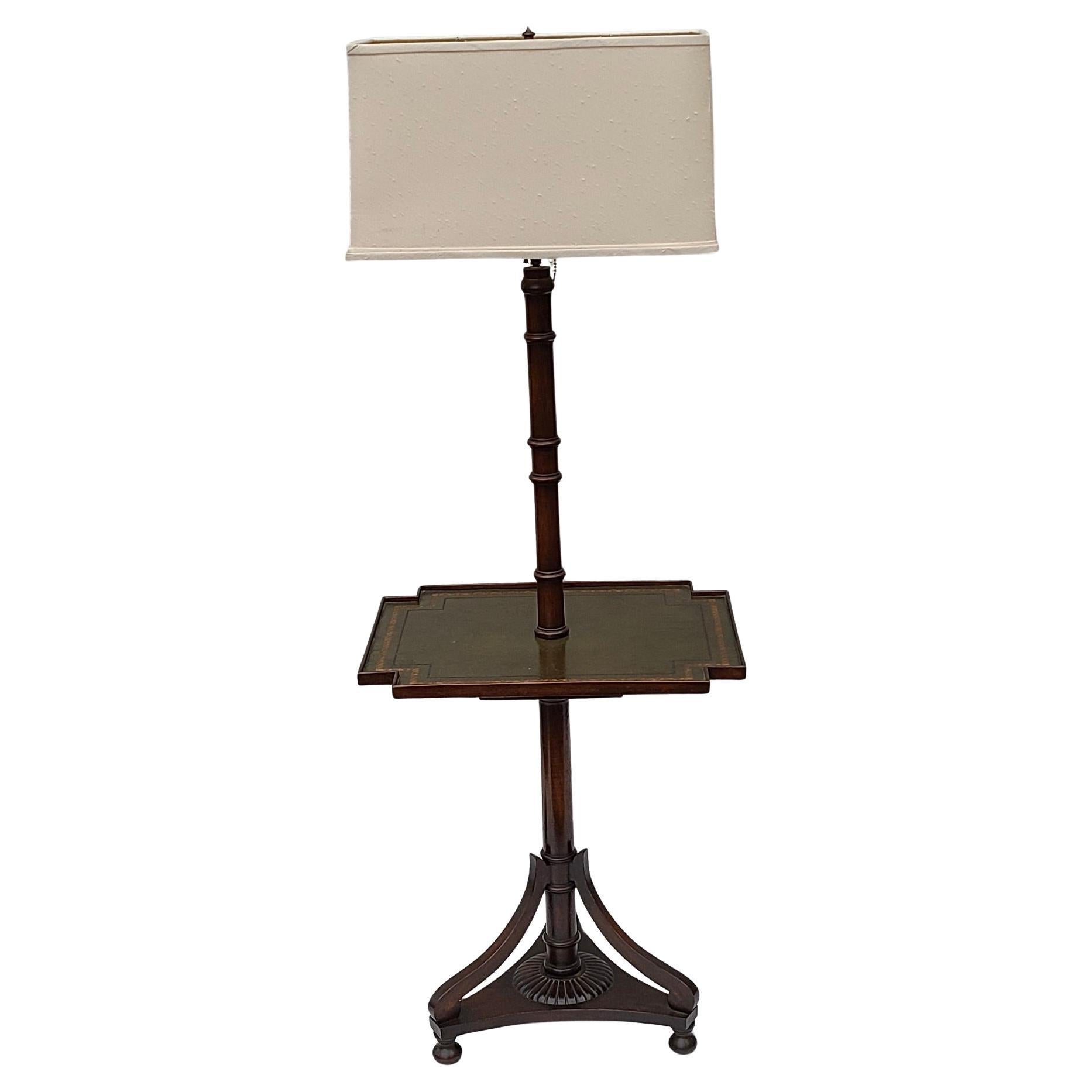 Mesa de lámpara tradicional de cuero y caoba al estilo de Baker Furniture en venta 1