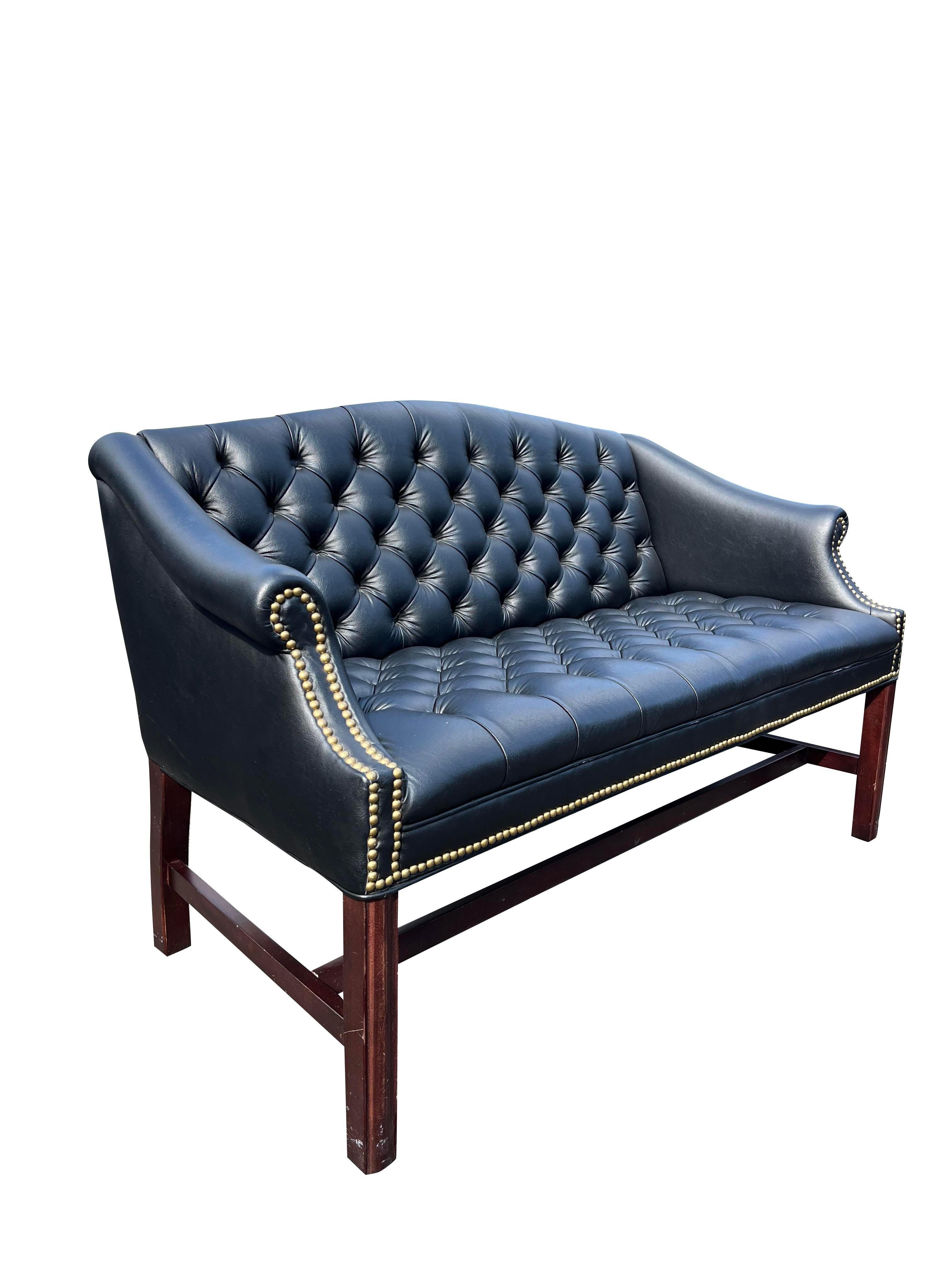 Traditional Leatherette Tufted Sofa Loveseat Seating With Brass Rivets in Black (canapé traditionnel touffeté en simili-cuir avec rivets en laiton) en vente 3