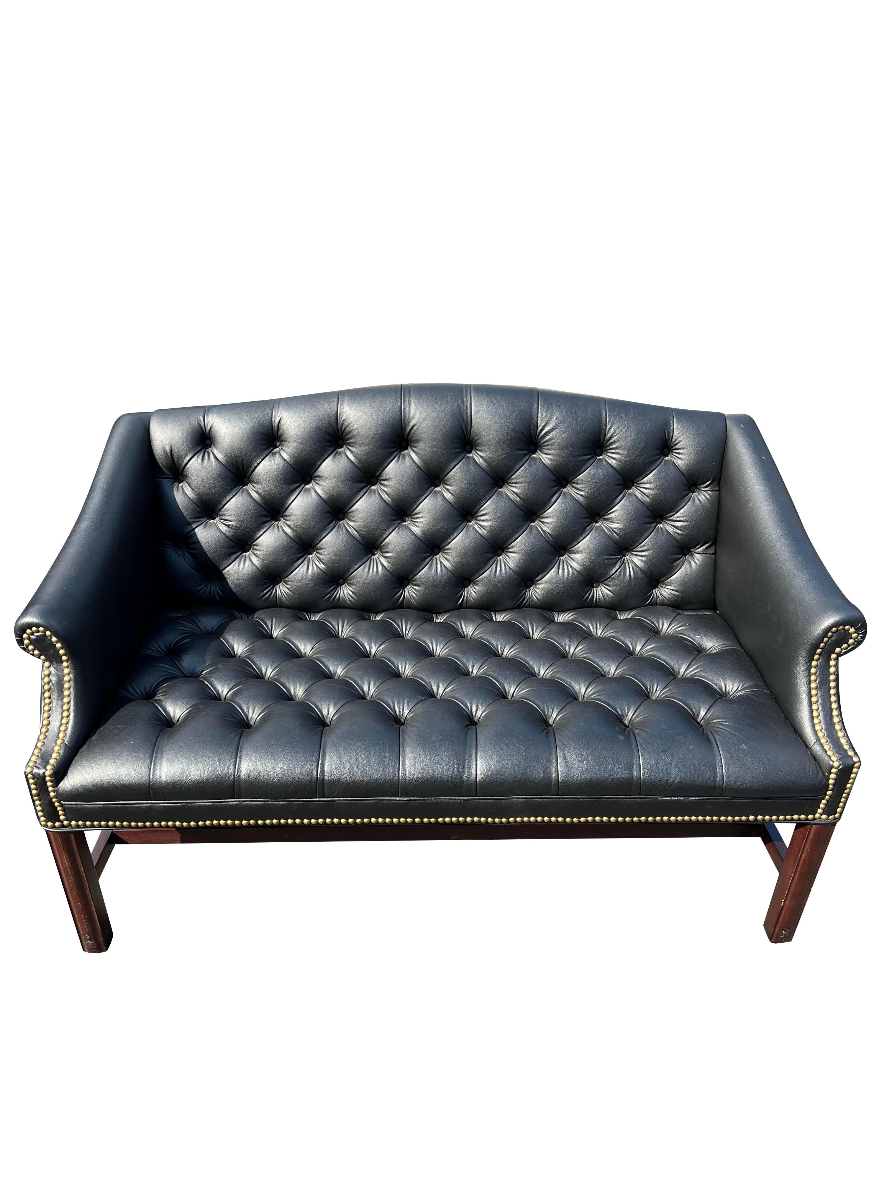 Chippendale Traditional Leatherette Tufted Sofa Loveseat Seating With Brass Rivets in Black (canapé traditionnel touffeté en simili-cuir avec rivets en laiton) en vente