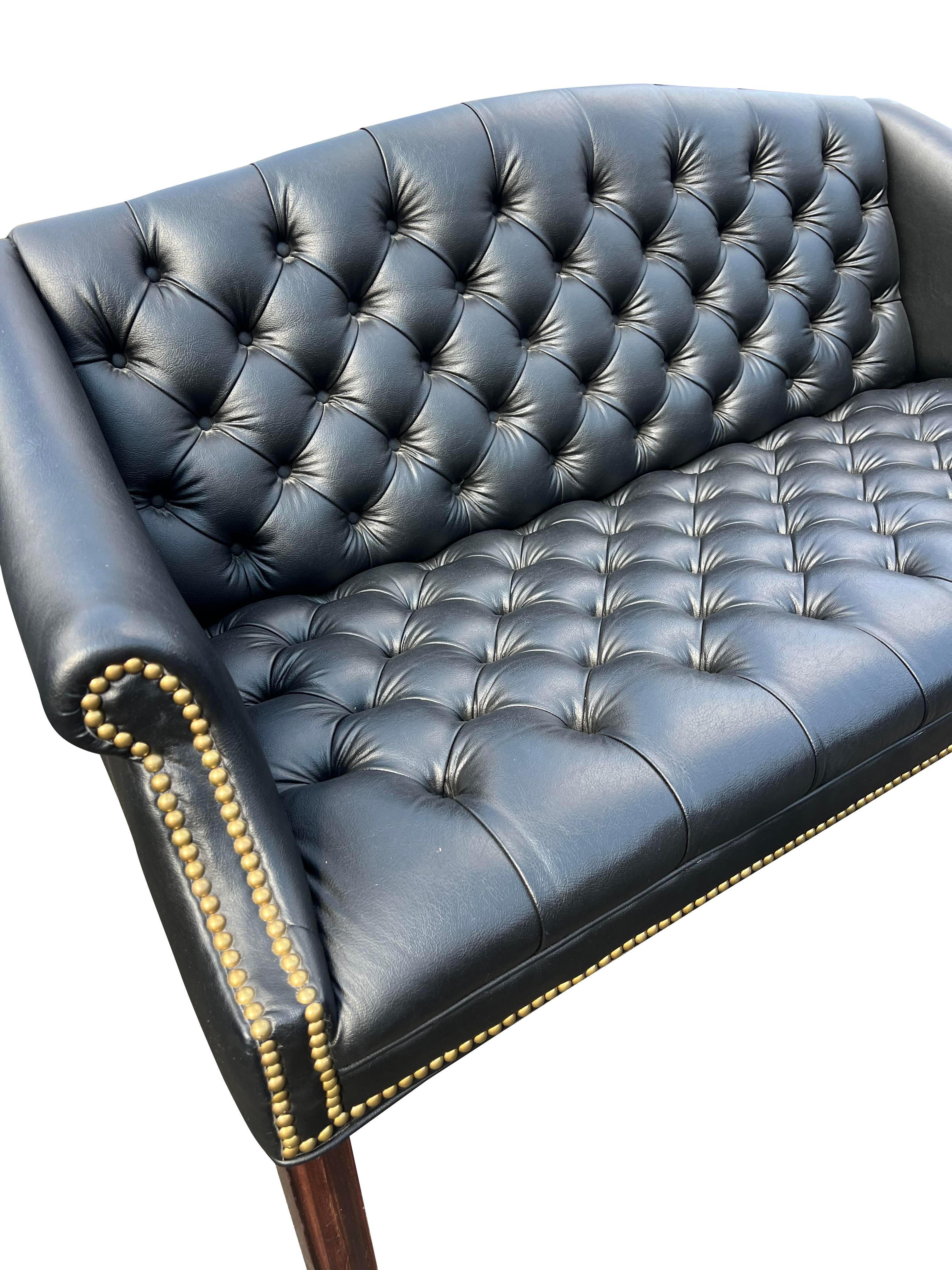 Américain Traditional Leatherette Tufted Sofa Loveseat Seating With Brass Rivets in Black (canapé traditionnel touffeté en simili-cuir avec rivets en laiton) en vente