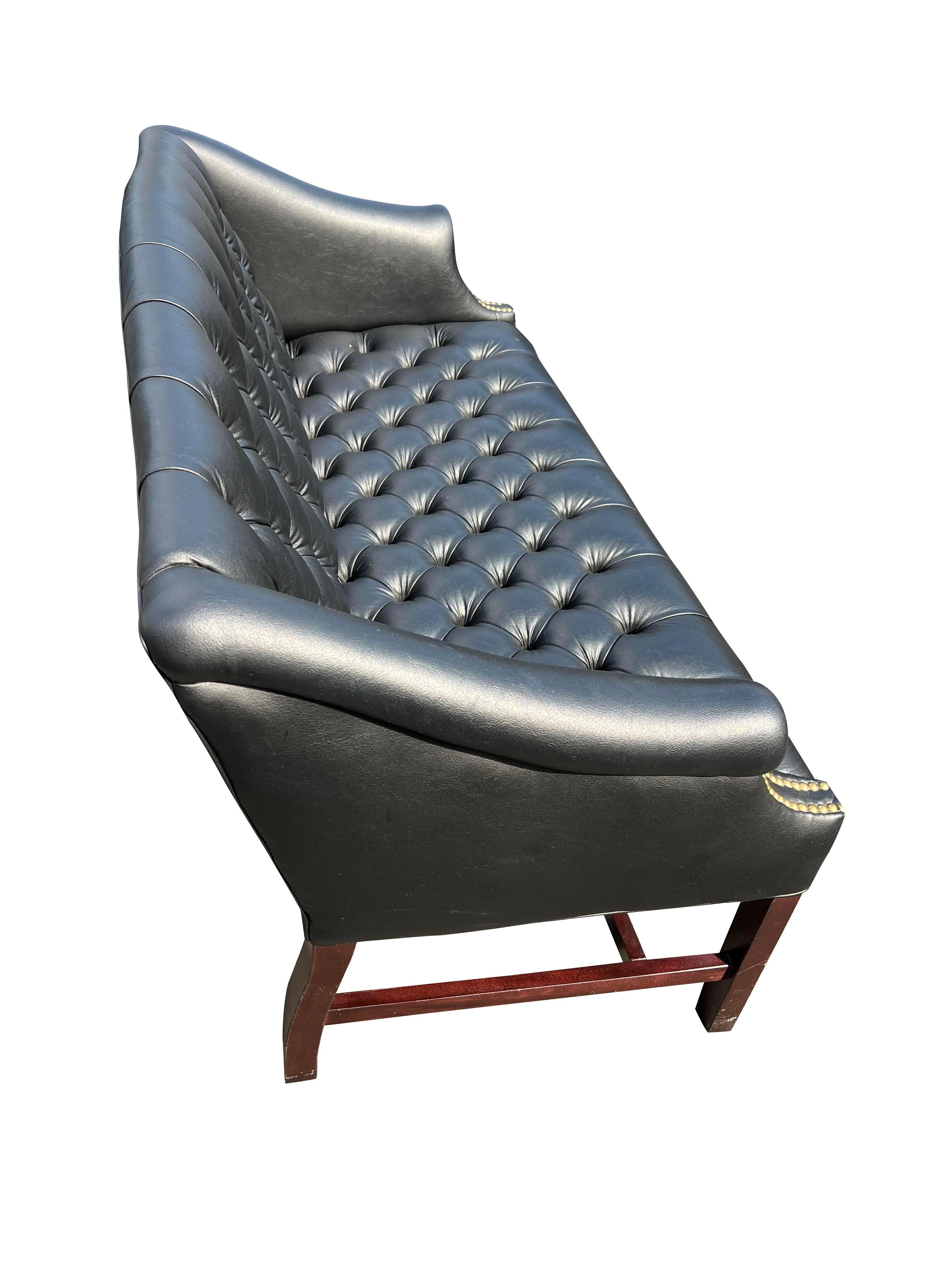 Traditional Leatherette Tufted Sofa Loveseat Seating With Brass Rivets in Black (canapé traditionnel touffeté en simili-cuir avec rivets en laiton) Bon état - En vente à Saddle River, NJ