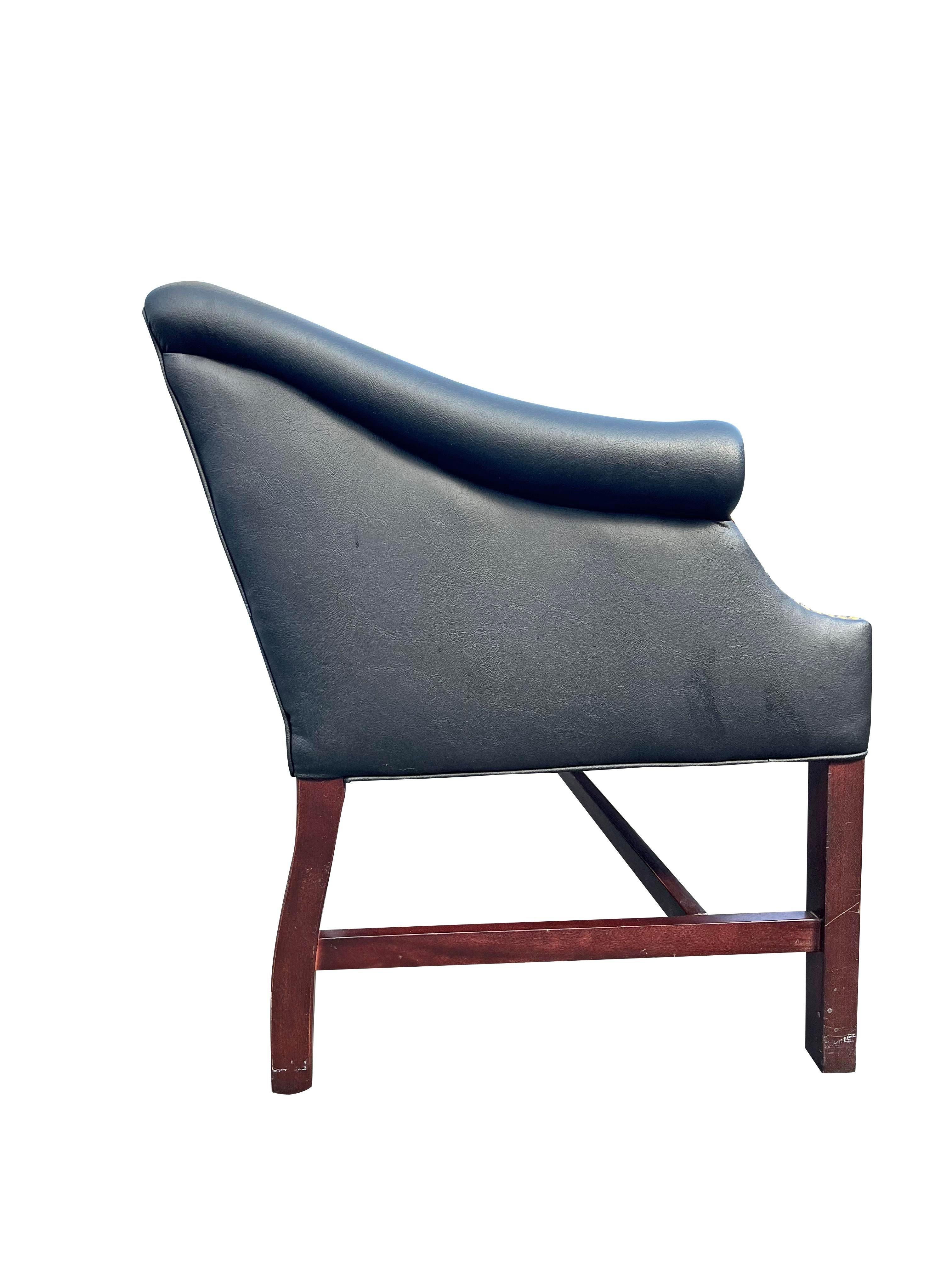 XXIe siècle et contemporain Traditional Leatherette Tufted Sofa Loveseat Seating With Brass Rivets in Black (canapé traditionnel touffeté en simili-cuir avec rivets en laiton) en vente