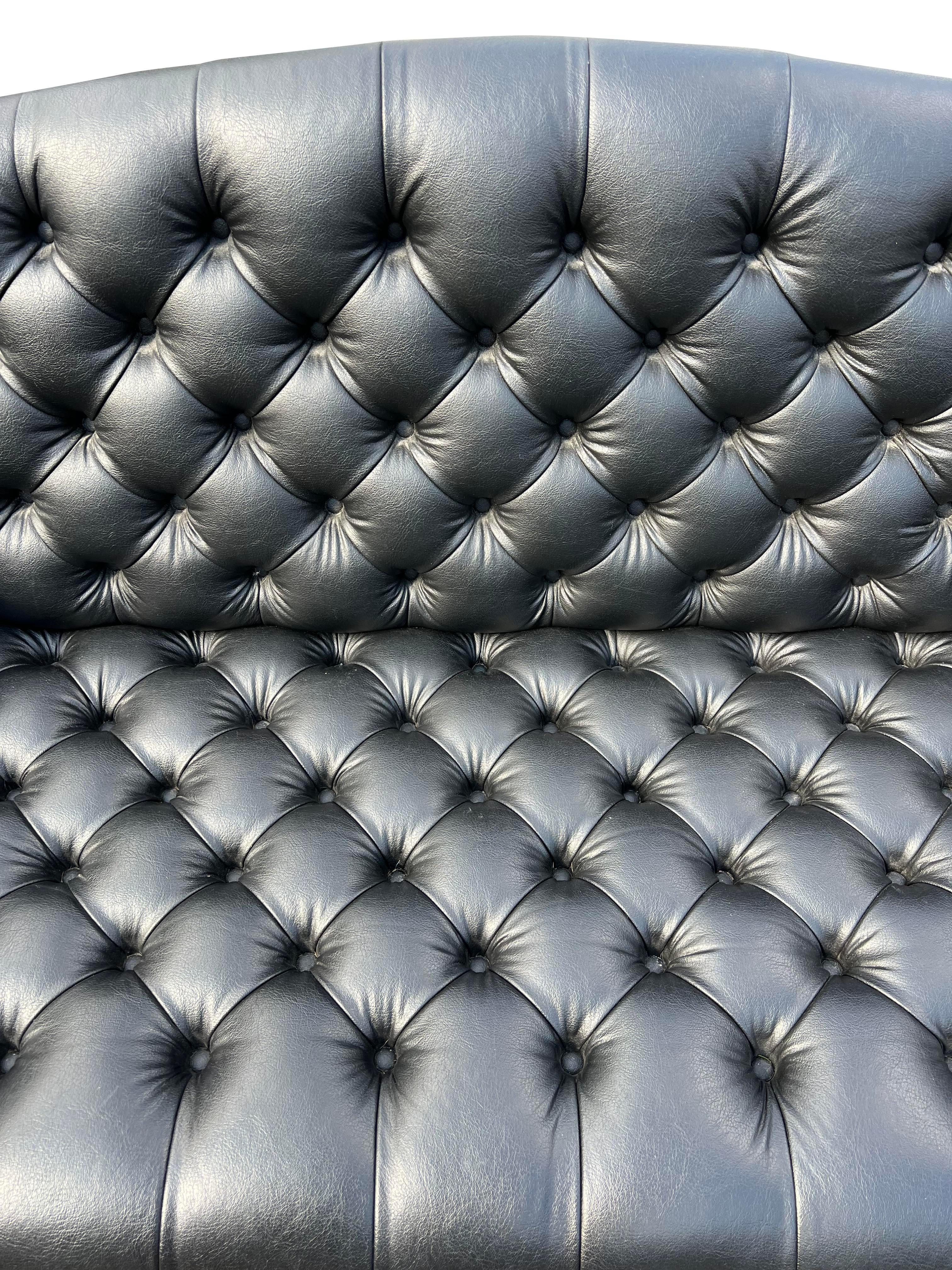 Cuir Traditional Leatherette Tufted Sofa Loveseat Seating With Brass Rivets in Black (canapé traditionnel touffeté en simili-cuir avec rivets en laiton) en vente