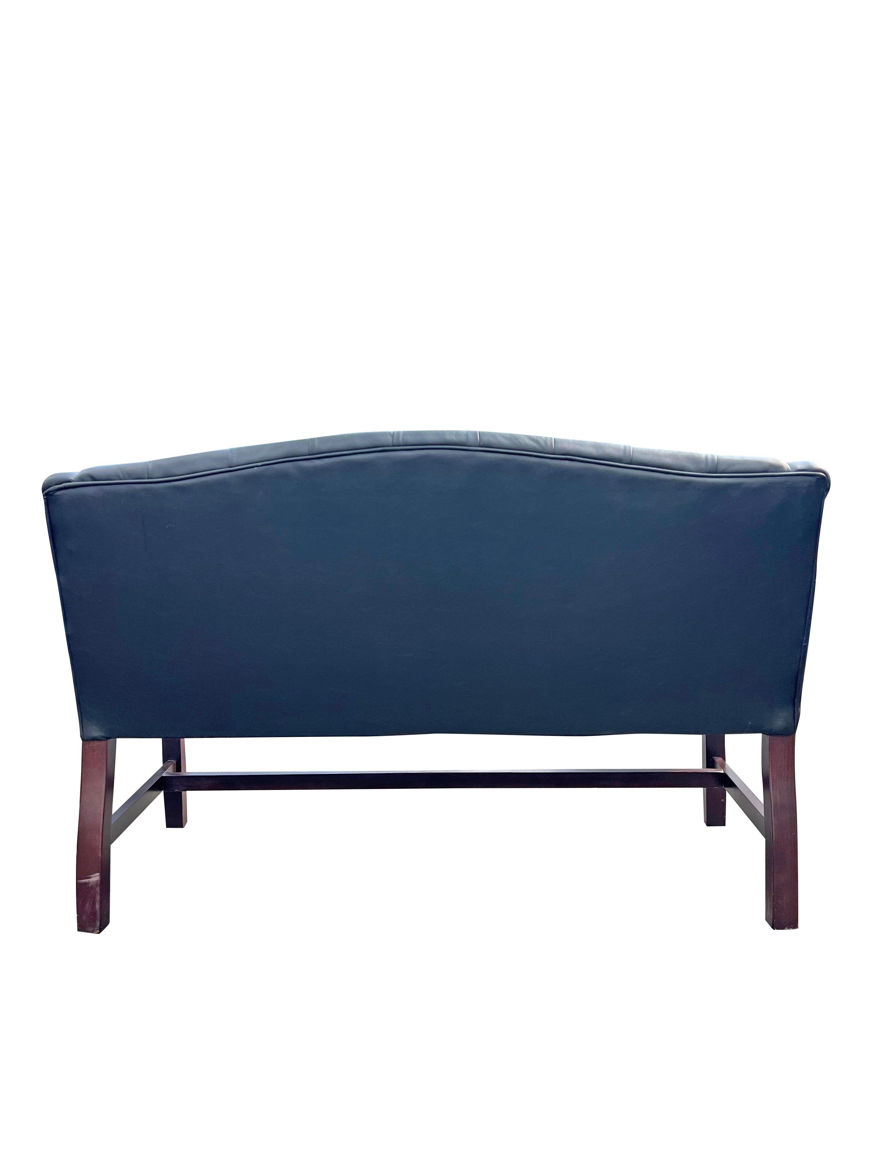 Traditional Leatherette Tufted Sofa Loveseat Seating With Brass Rivets in Black (canapé traditionnel touffeté en simili-cuir avec rivets en laiton) en vente 1