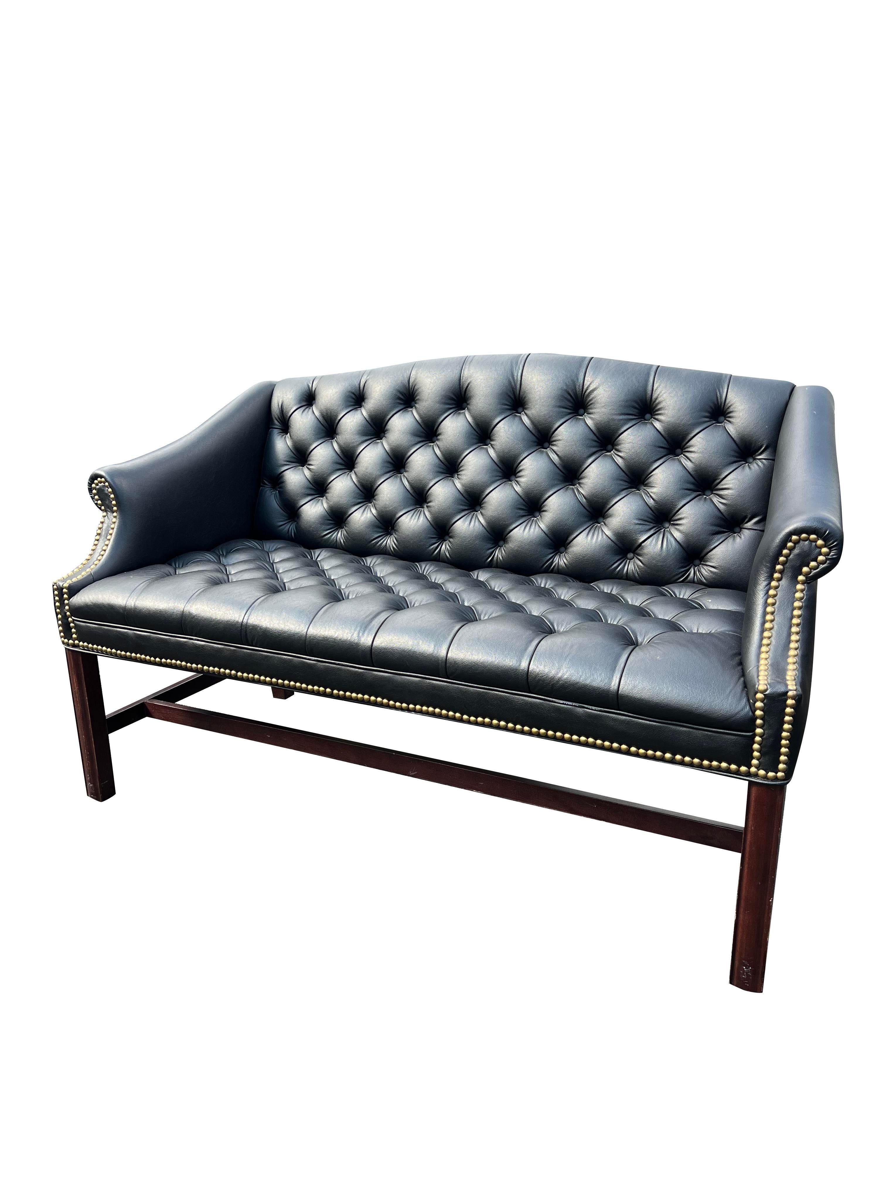 Traditional Leatherette Tufted Sofa Loveseat Seating With Brass Rivets in Black (canapé traditionnel touffeté en simili-cuir avec rivets en laiton) en vente 2