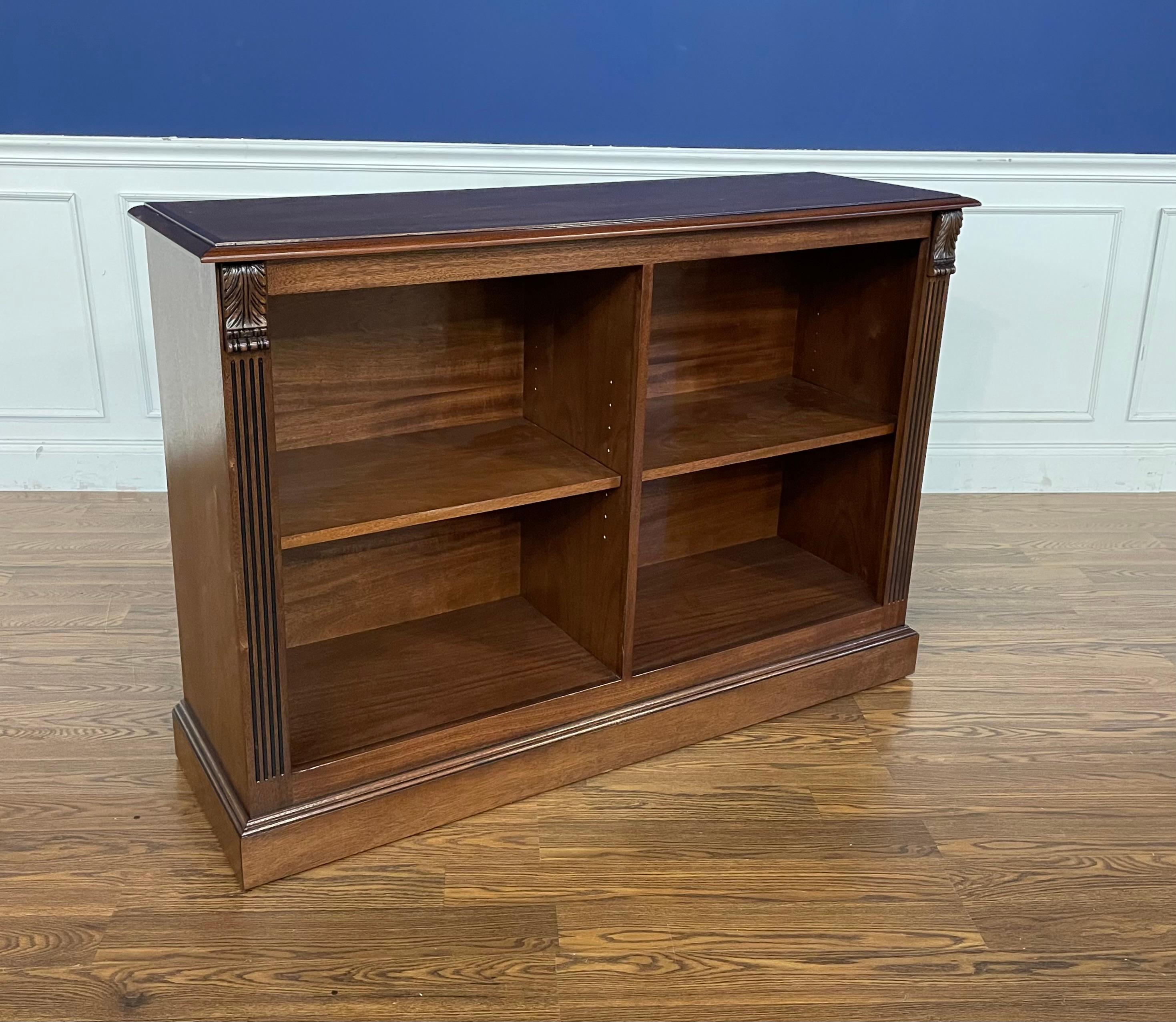 Bibliothèque traditionnelle en acajou de Leighton Hall, fabriquée sur commande en vente 4
