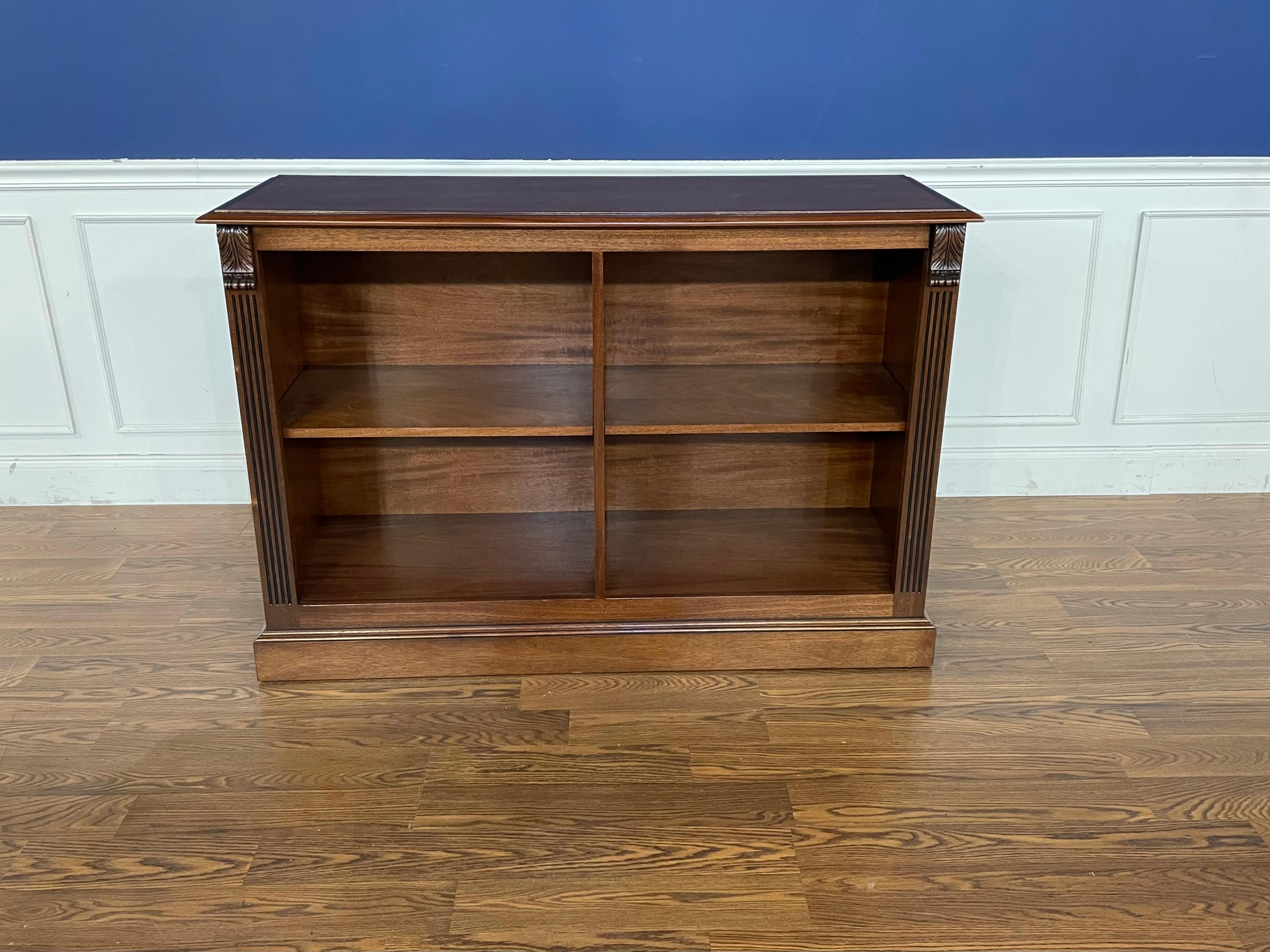Il s'agit d'une bibliothèque traditionnelle en acajou de Leighton Hall Furniture.  Il est fabriqué sur commande dans l'atelier de Leighton Hall à Suwanee, en Géorgie. Il comporte deux étagères réglables, des montants cannelés avec des sculptures en