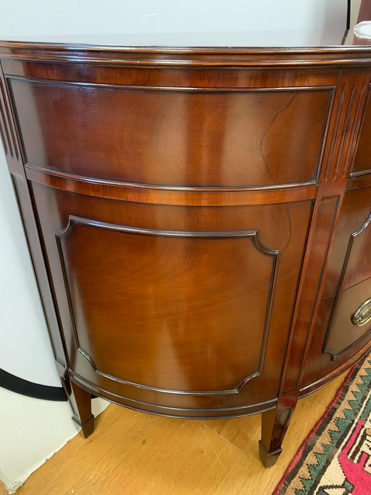 Traditional Mahogany Bow Front Chest of Drawers In Excellent Condition In West Hartford, CT