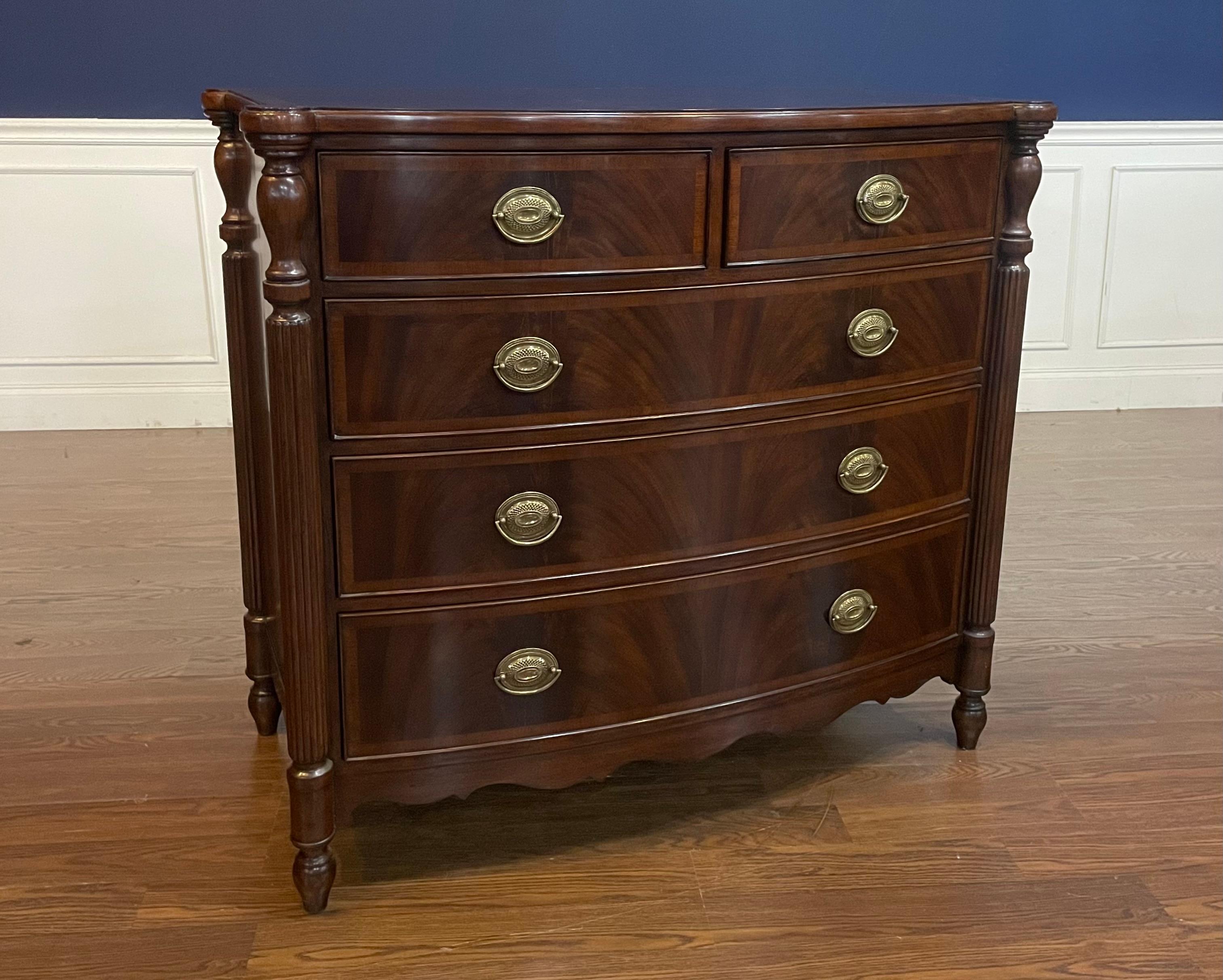 Questa è una classica cassapanca in mogano di Leighton Hall. Il suo design si ispira alle cassapanche dei primi anni del 1800. Presenta cinque cassetti, ferramenta in ottone massiccio e fori per chiavi finte. I cassetti sono a coda di rondine e