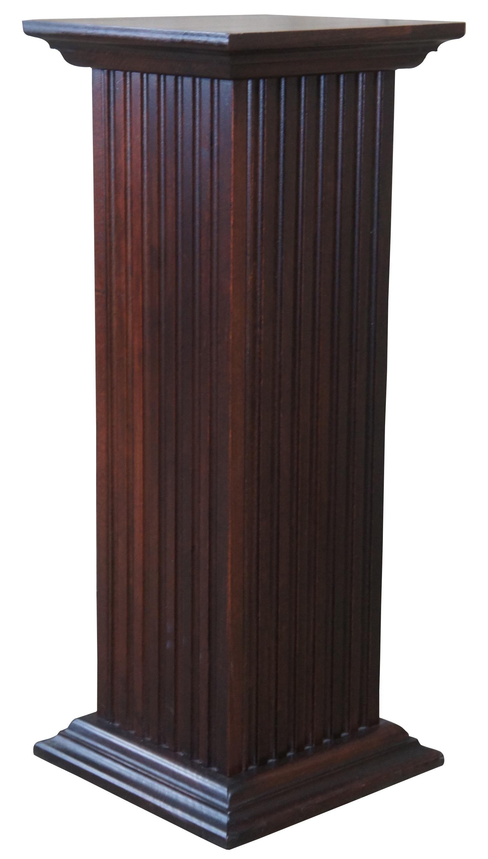 Vintage square pedestal or stand. Made of pine with a mahogany finish and fluted columns. Measure: 30