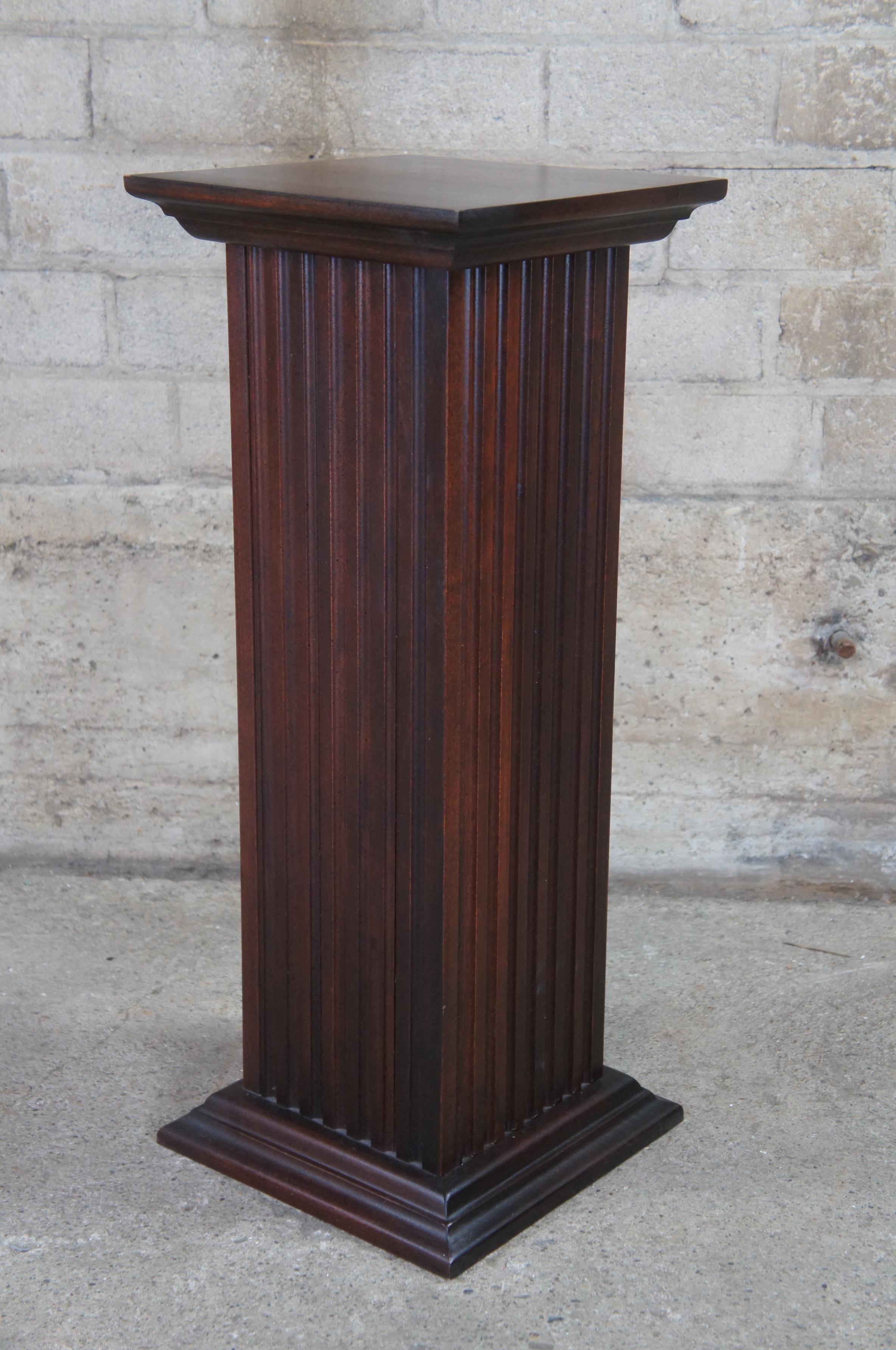 Traditional Mahogany Finished Square Column Pedestal Plant Stand Display In Good Condition In Dayton, OH