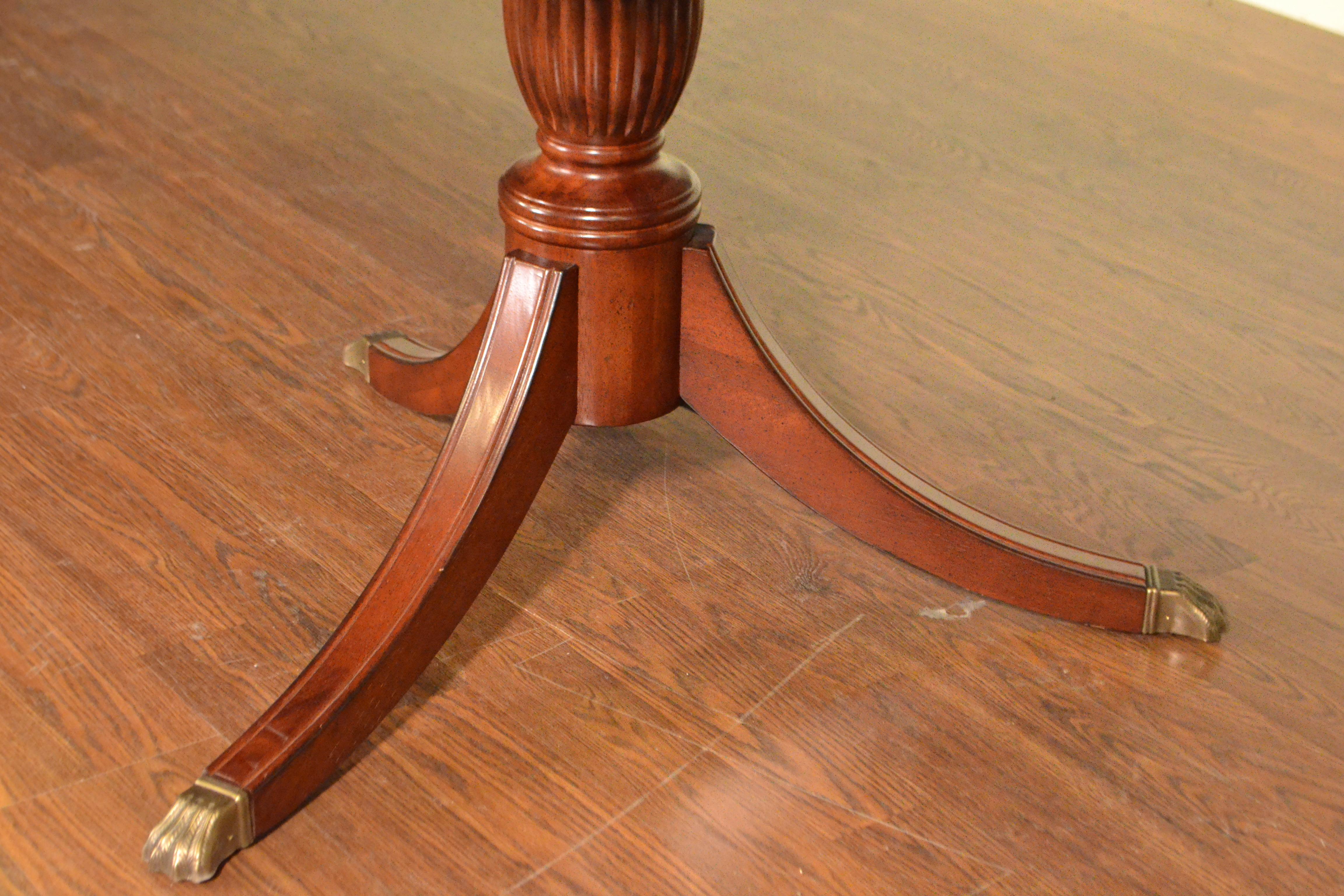 Traditional Mahogany Georgian Style Dining Table by Leighton Hall For Sale 2