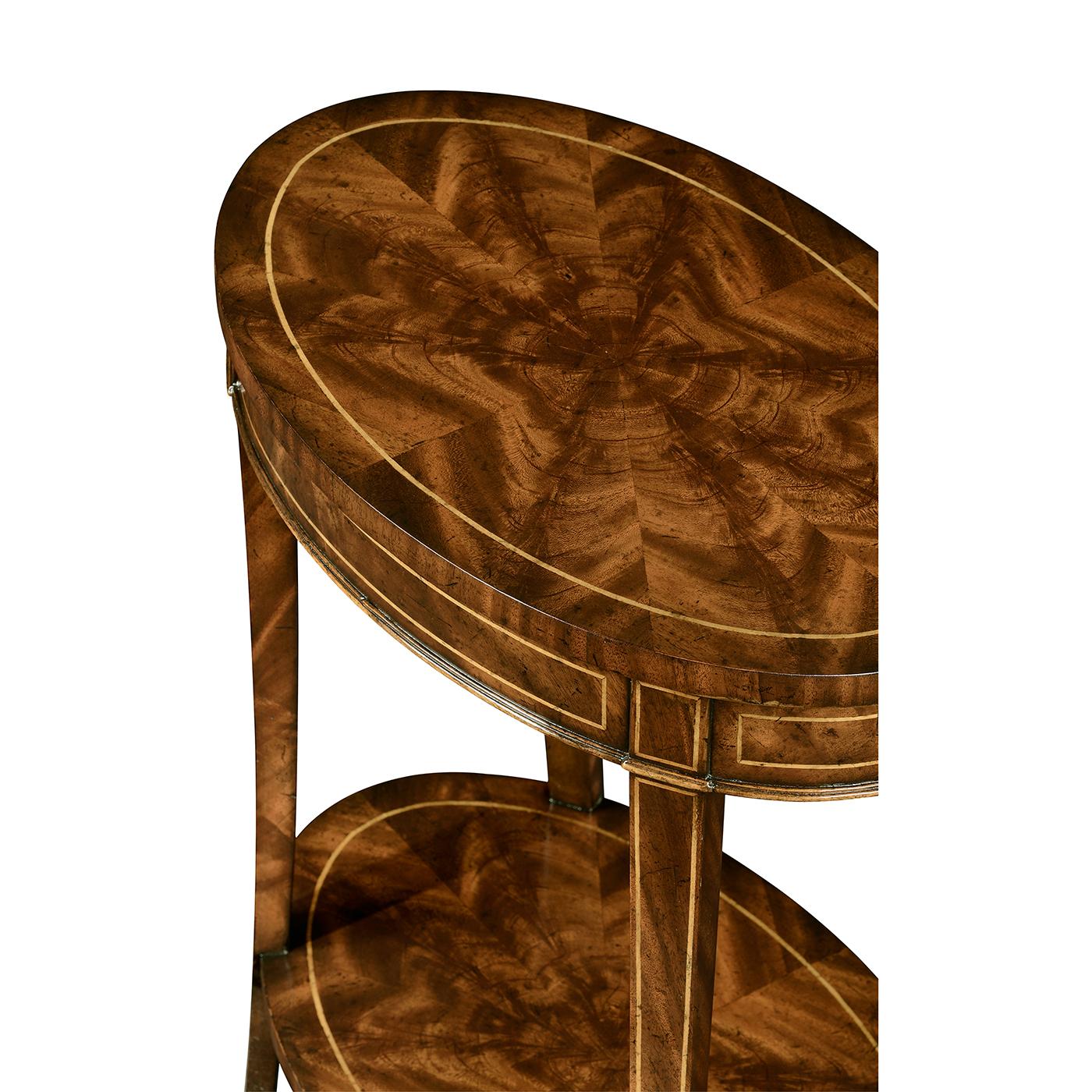 Fabriquée en acajou figuré, cette pièce est conçue pour apporter chaleur et sophistication à tout intérieur. Le plateau en placage assorti à la forme radiale est orné d'une marqueterie complexe et d'une incrustation de corde contrastante, ce qui