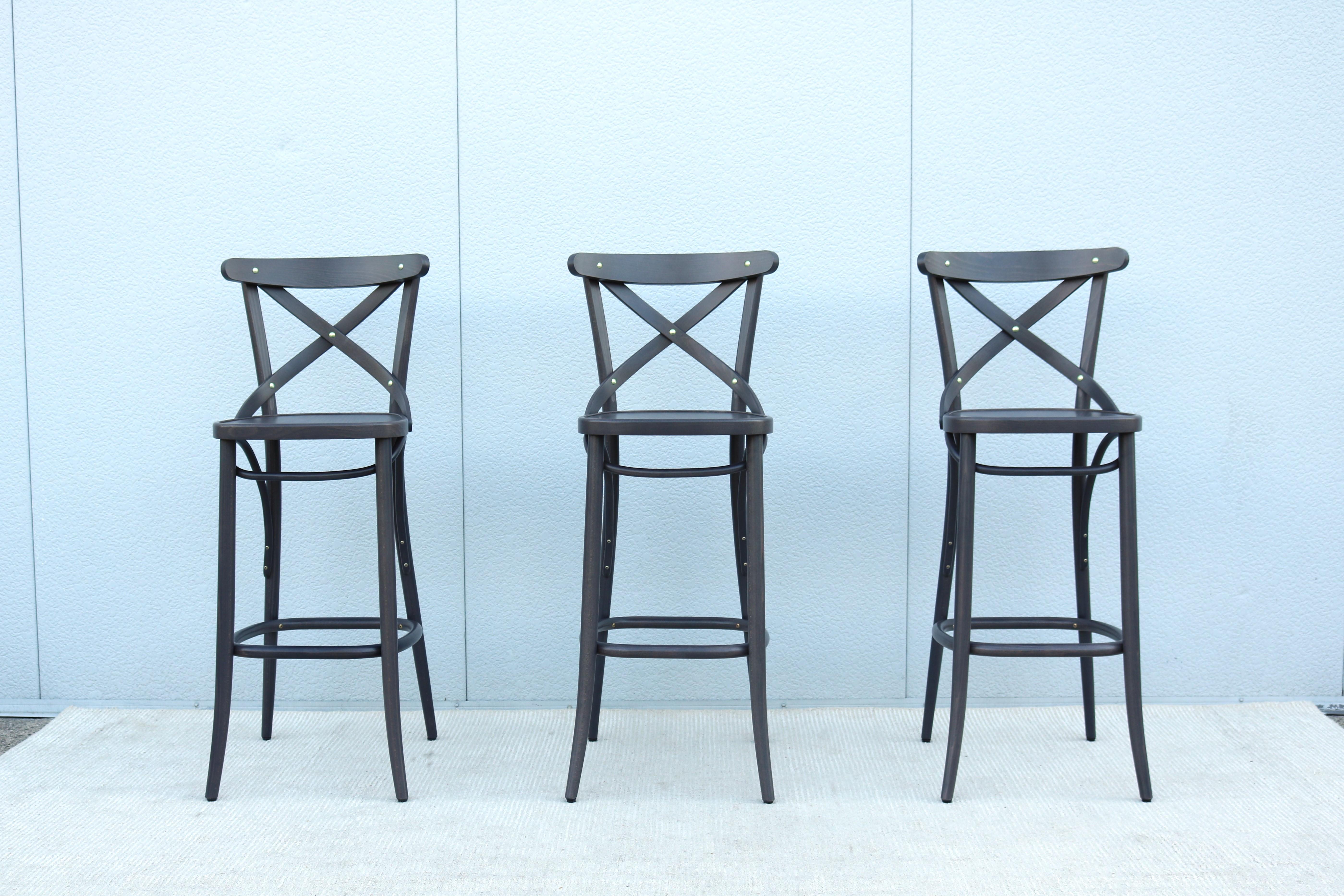 Questo elegante sgabello da bar in legno curvato 150 è in equilibrio tra rustico e romanticismo.
Will si adatta bene a una grande varietà di spazi, dai ristoranti di cucina contadina ai bistrot e alle caffetterie francesi.
Questo sgabello da bar