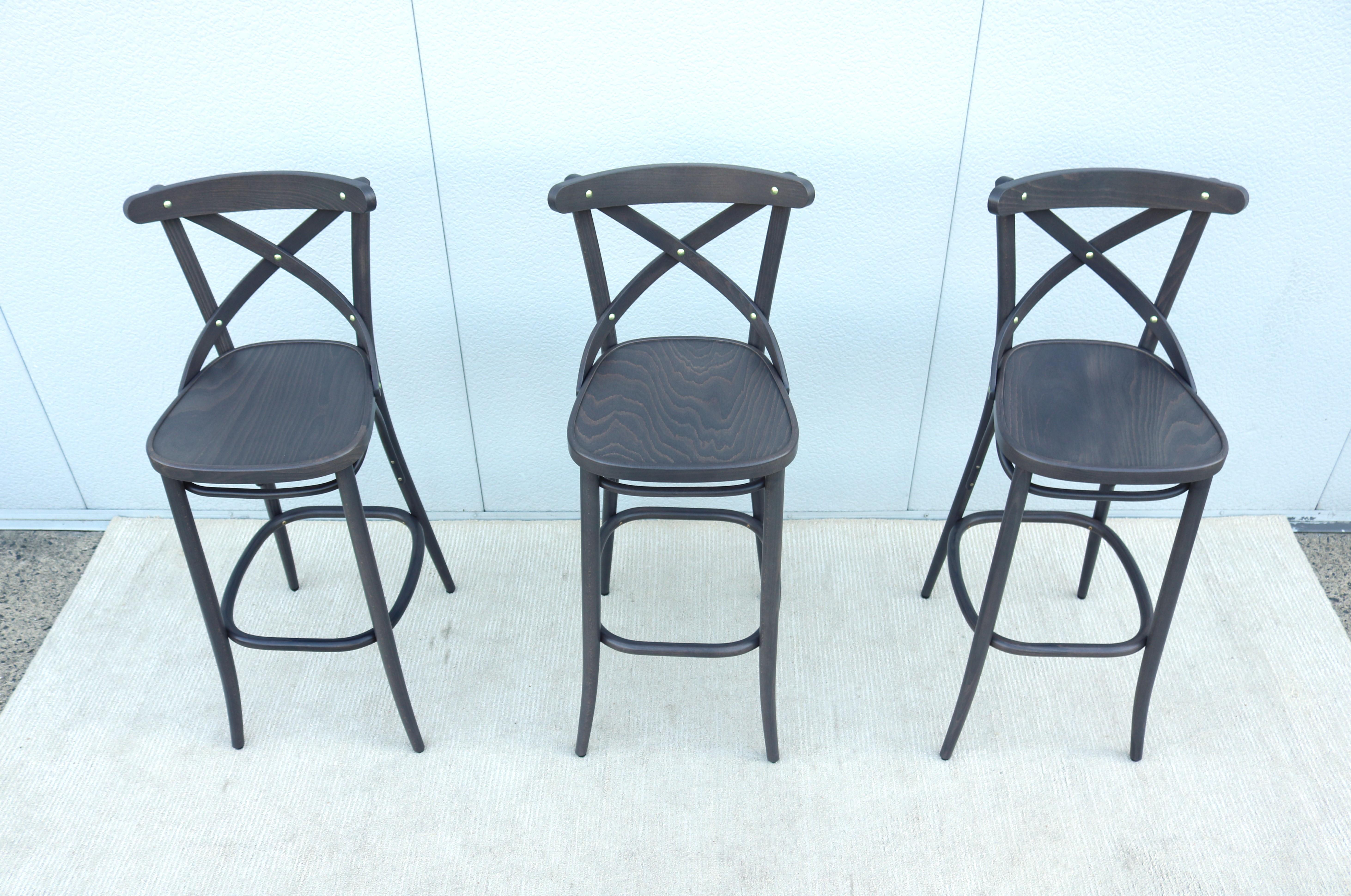 Moderno Sgabelli da bar tradizionali Michael Thonet per TON Bentwood 150 &New - set di 3 in vendita