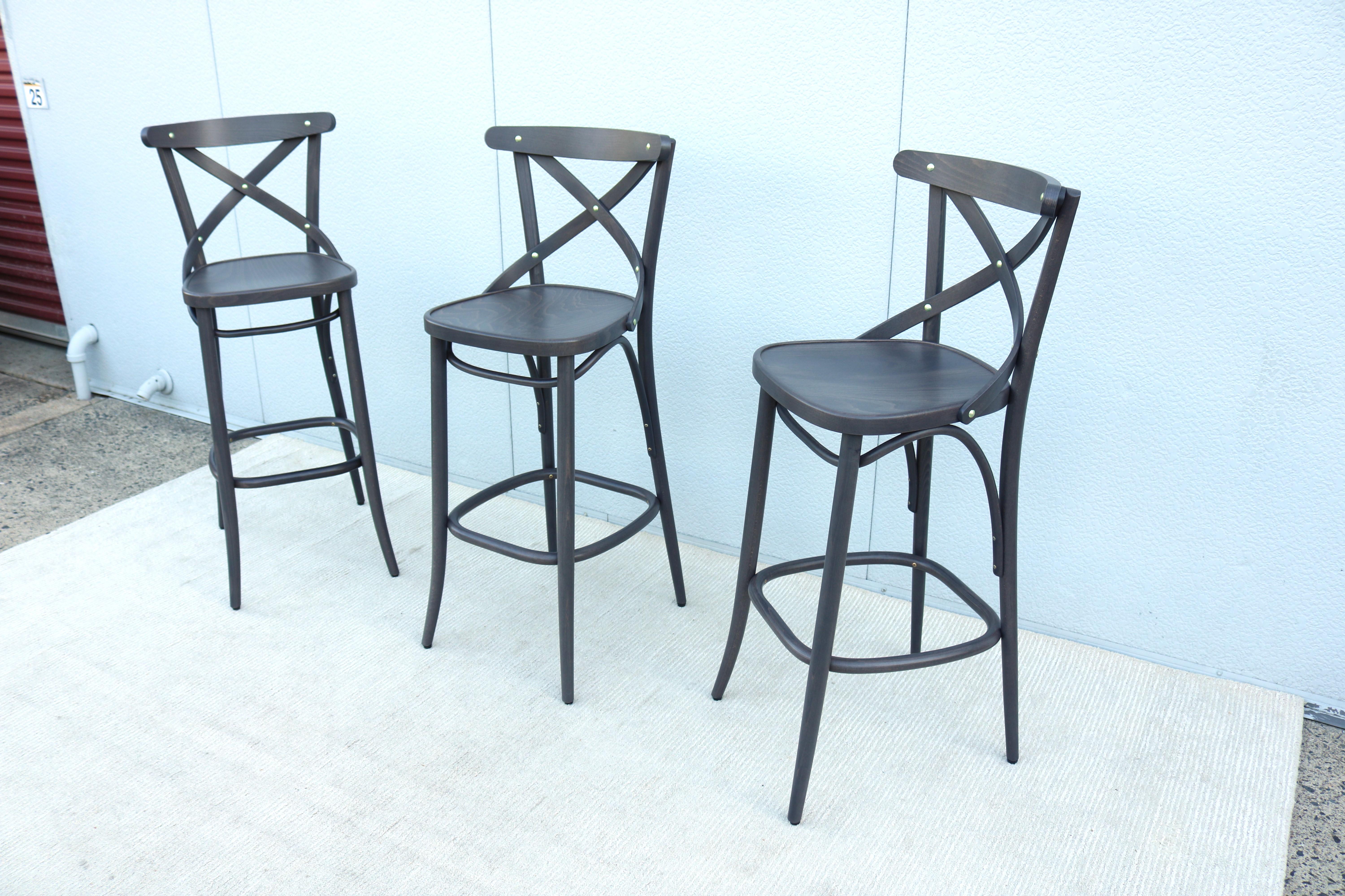 XXI secolo e contemporaneo Sgabelli da bar tradizionali Michael Thonet per TON Bentwood 150 &New - set di 3 in vendita