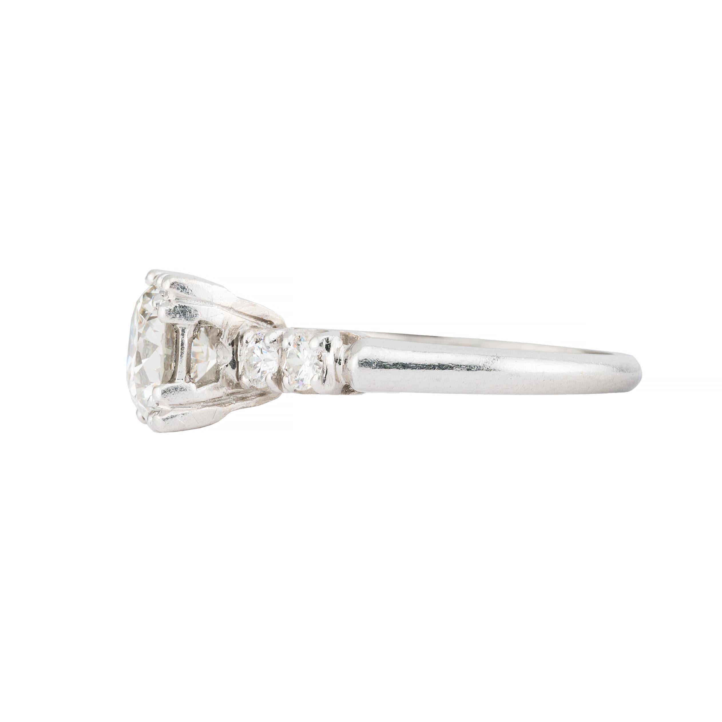 Aston Estate Jewelry stellt vor:

Ein eleganter Verlobungsring mit einem 1,42 Karat schweren Diamanten im europäischen Schliff in der Mitte. Akzentuiert durch 0,16 Karat Diamanten im Rundschliff. Alle Diamanten haben die Reinheit VS1 und die Farbe