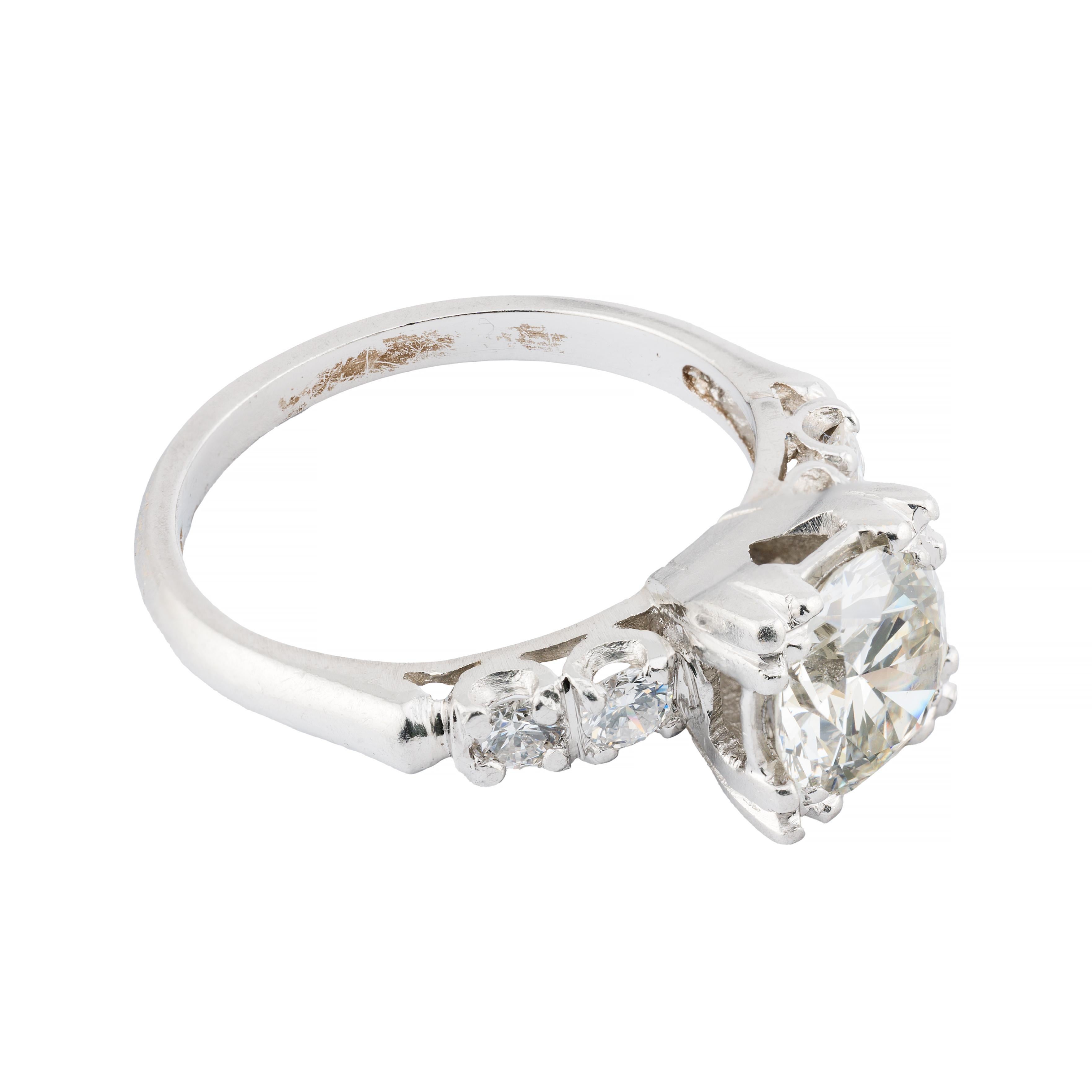 Traditioneller Verlobungsring aus Platin mit 1,58 Karat Diamanten aus der Mitte des Jahrhunderts (Retro)
