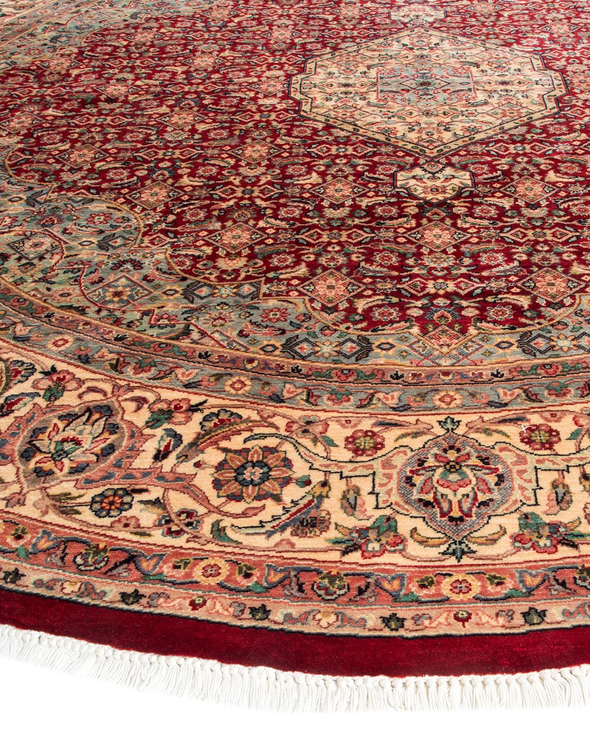 Les tapis Vibrance incarnent le classique avec une touche d'originalité : des motifs traditionnels surteints dans des couleurs éclatantes. Chaque tapis noué à la main est lavé dans une teinture botanique 100 % naturelle qui révèle les nuances