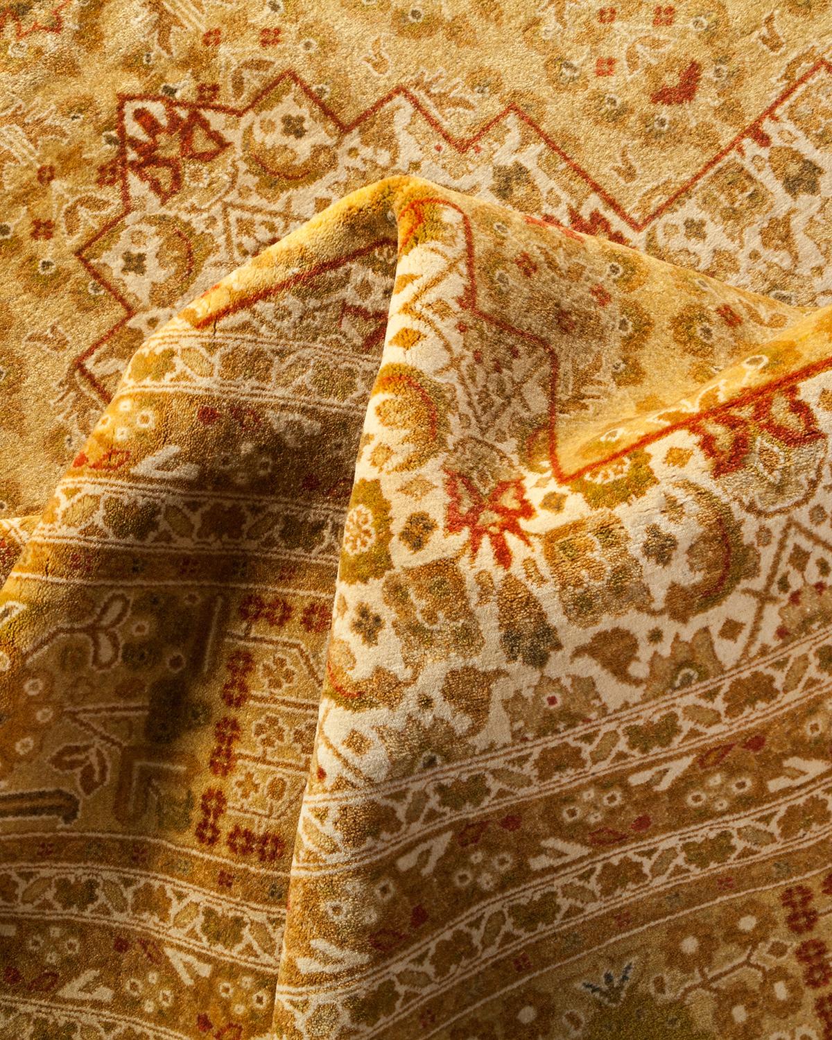 Tapis traditionnel Mogul noué à la main en laine jaune en vente 1