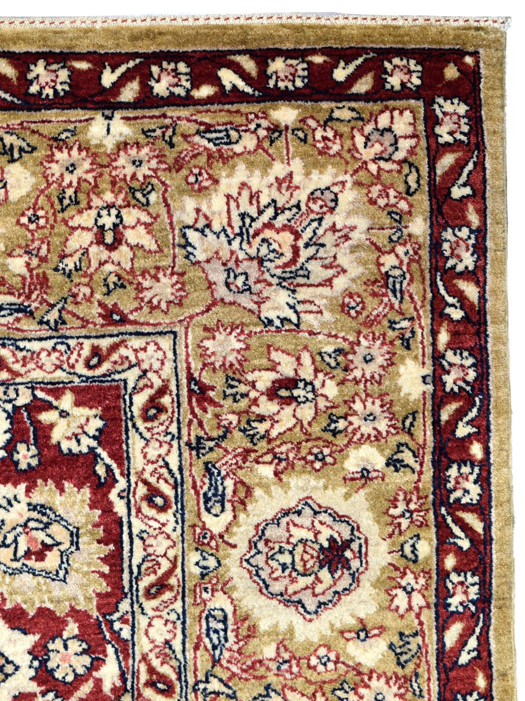 Teinture végétale Tapis persan traditionnel Mohtasham, pure laine, rouge, or et crème, 5' x 7' en vente