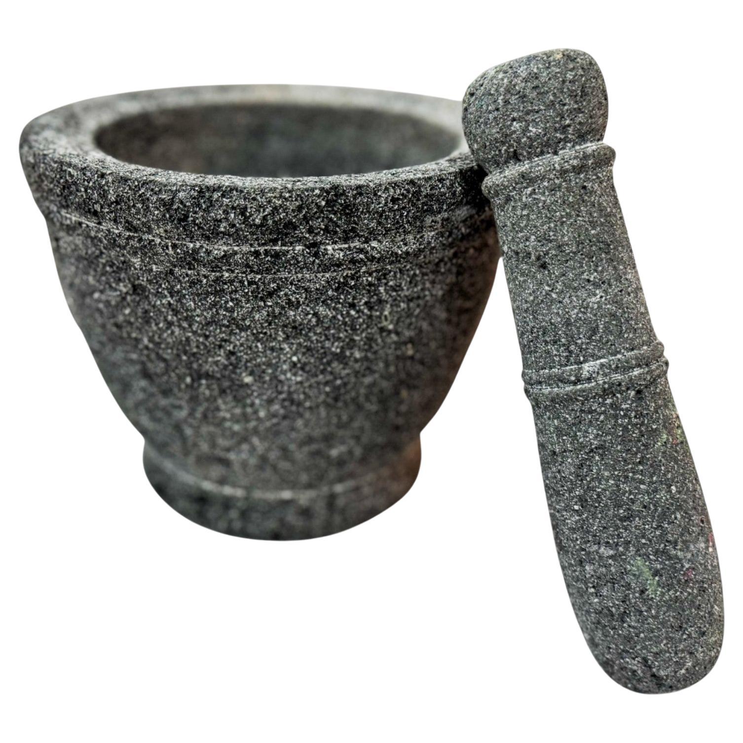 Molcajete traditionnel sculpté à la main dans de la pierre volcanique, Taller Maya, 2016.