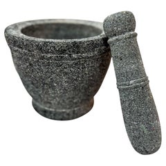 Molcajete traditionnel sculpté à la main dans de la pierre volcanique, Taller Maya, 2016.