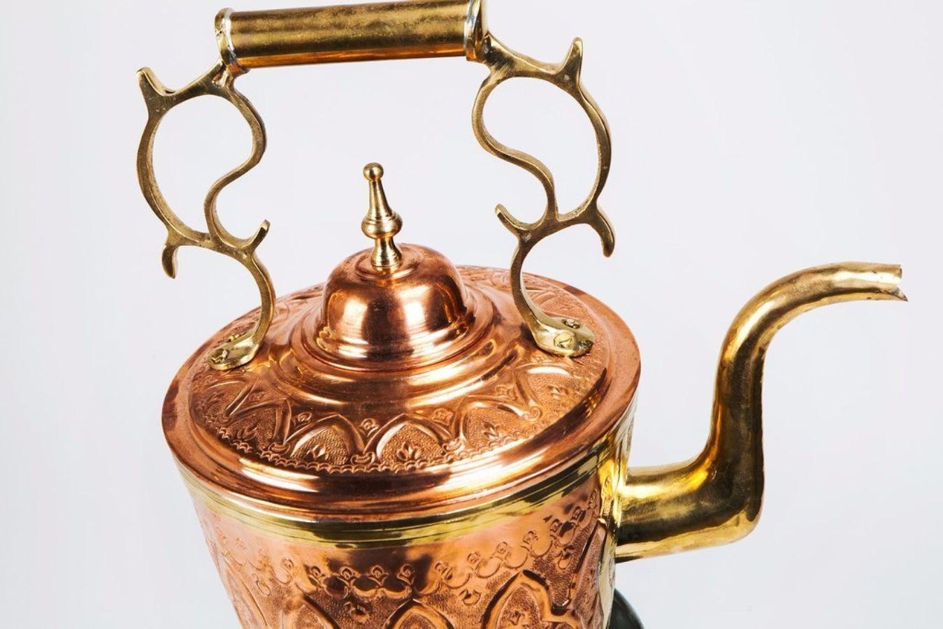 Dieser maurische Mid-Century  teekanne auf Kessel ist aus rotem Kupfer und Messing gefertigt und steht auf einem wunderschön geschnitzten Kessel / Sockel und ist eine wahre Schönheit. Dieses von Meisterhand mit viel Sorgfalt und Aufmerksamkeit