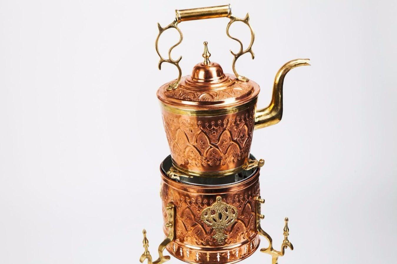 Tetera morisca de latón y cobre de mediados de siglo sobre tetera  Morisco en venta