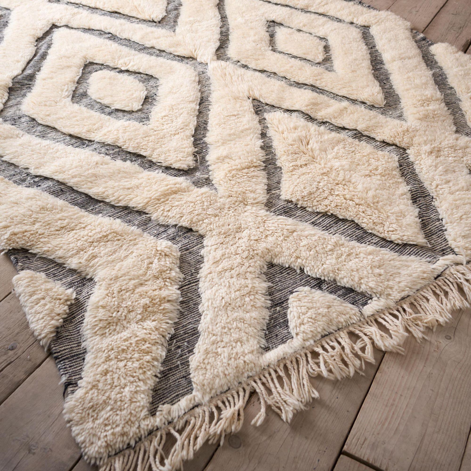 Wir haben mit einem Hersteller traditioneller Teppiche in Marokko zusammengearbeitet, und ich war von der Qualität ihrer Stücke absolut überwältigt. Ihre Liebe zum Detail und die Beibehaltung der ursprünglichen Webmethoden der vergangenen