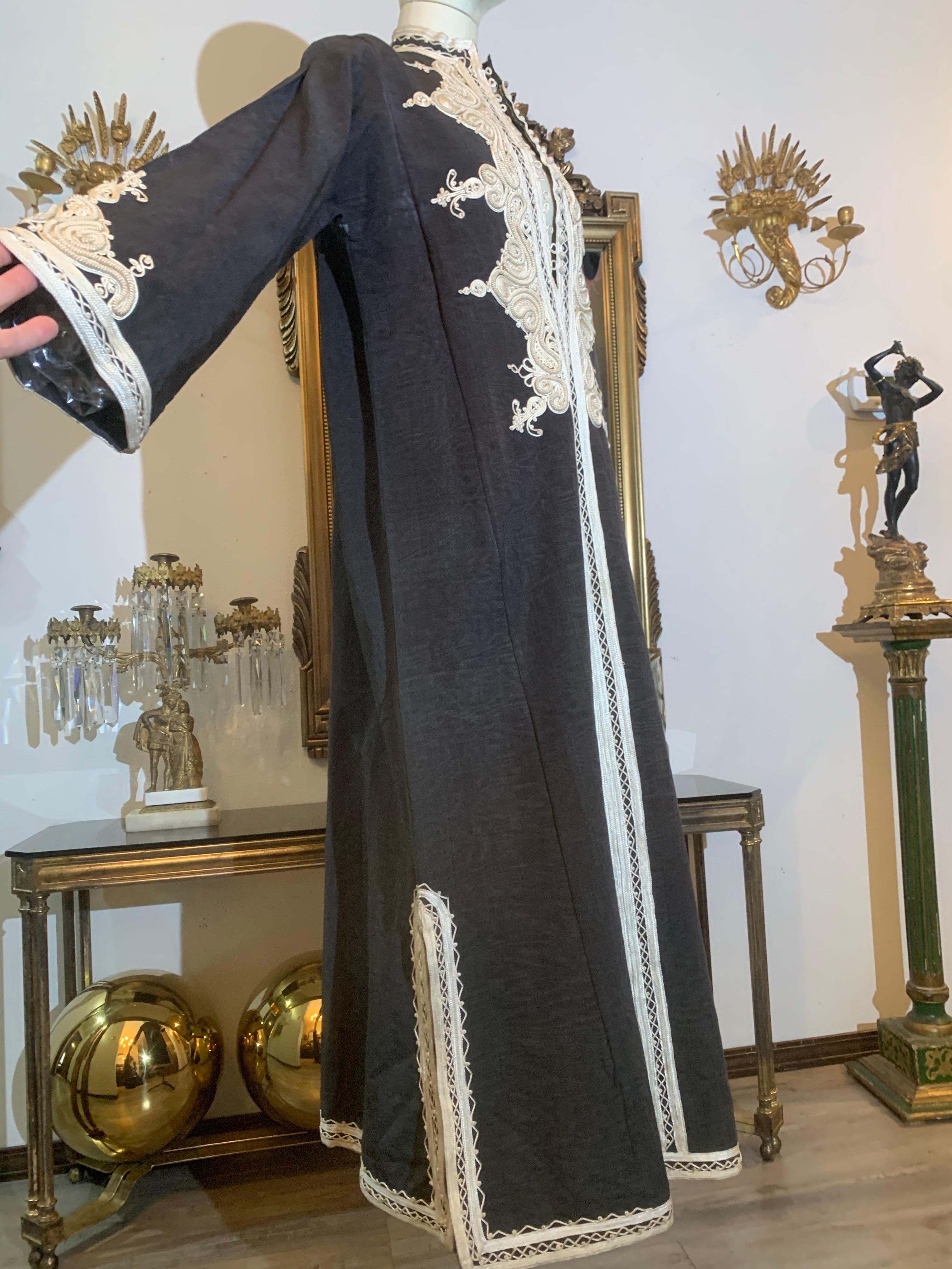 Caftan marocain traditionnel en noir moiré avec un incroyable travail de tressage à l'encolure en vente 5