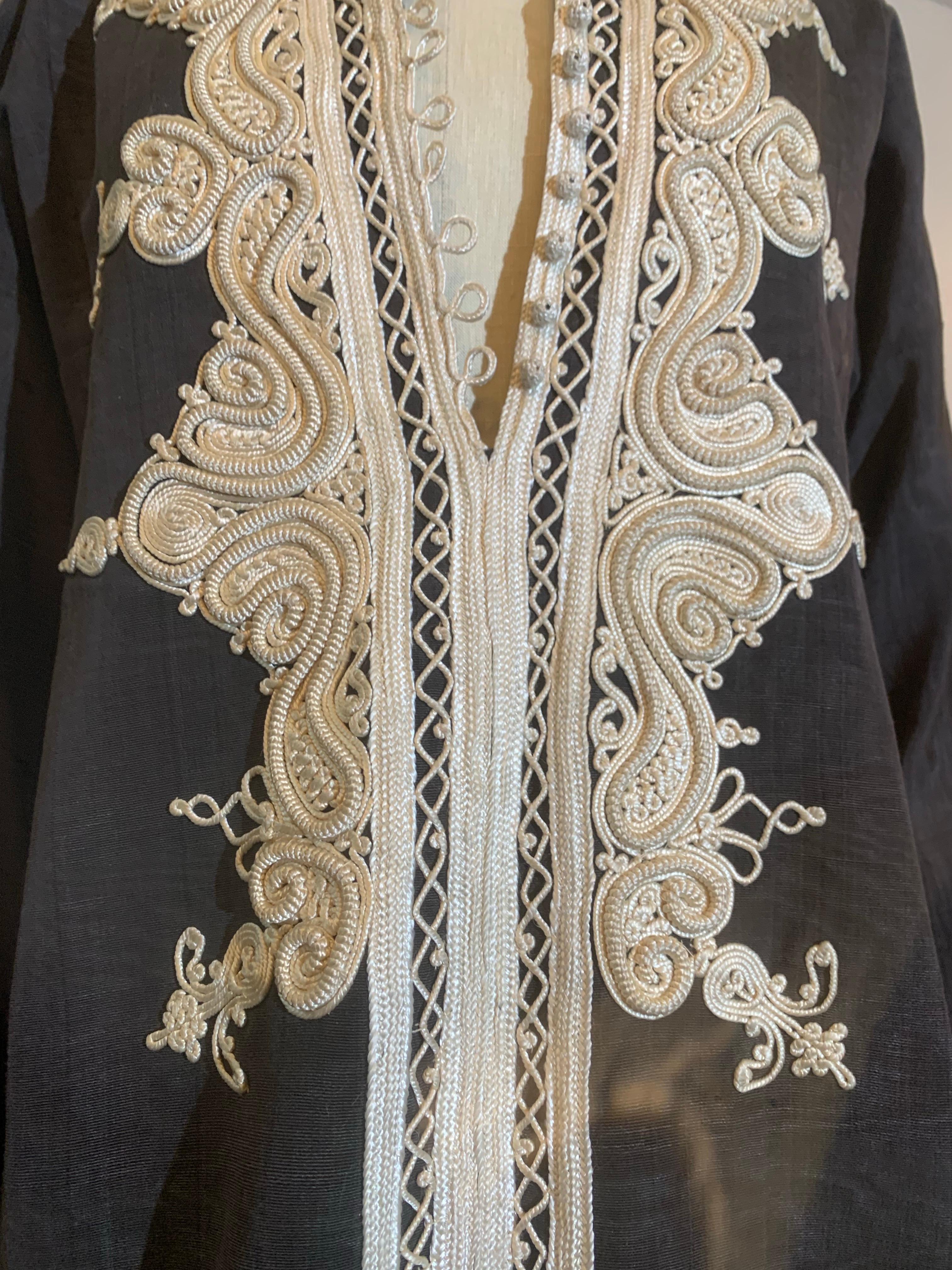 Caftan marocain traditionnel en noir moiré avec un incroyable travail de tressage à l'encolure en vente 7