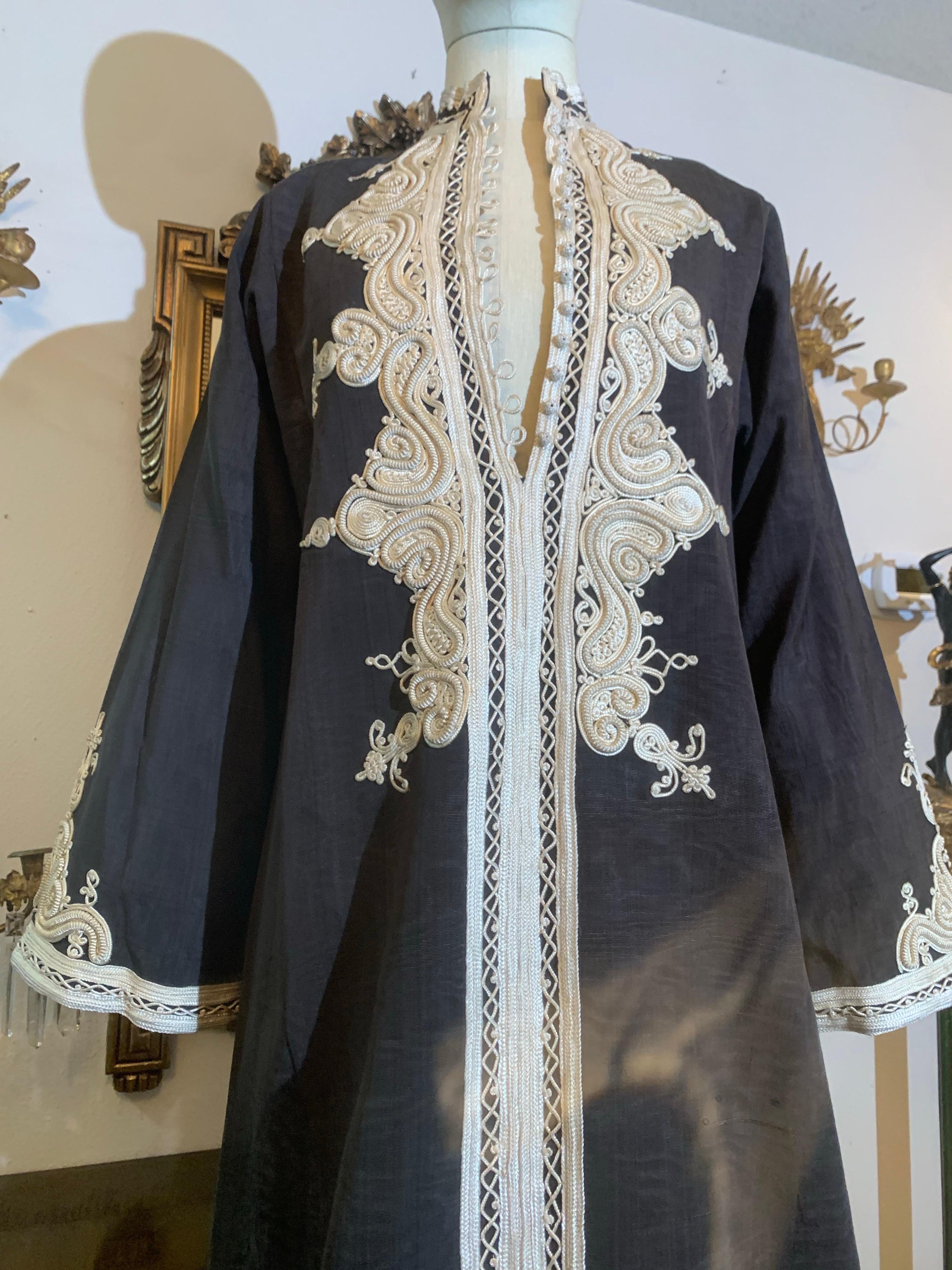 Caftan marocain traditionnel en noir moiré avec un incroyable travail de tressage à l'encolure en vente 8
