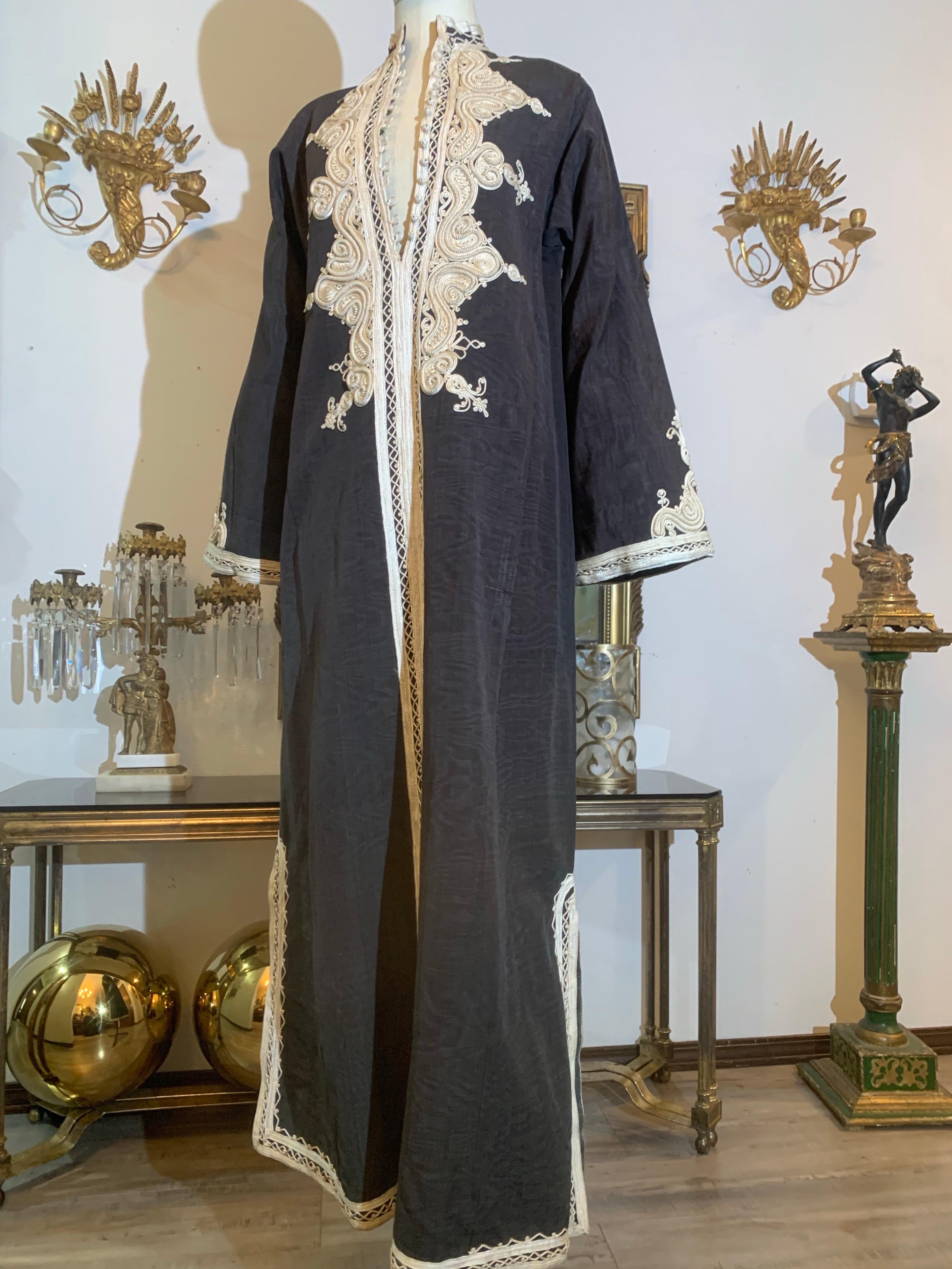 Noir Caftan marocain traditionnel en noir moiré avec un incroyable travail de tressage à l'encolure en vente