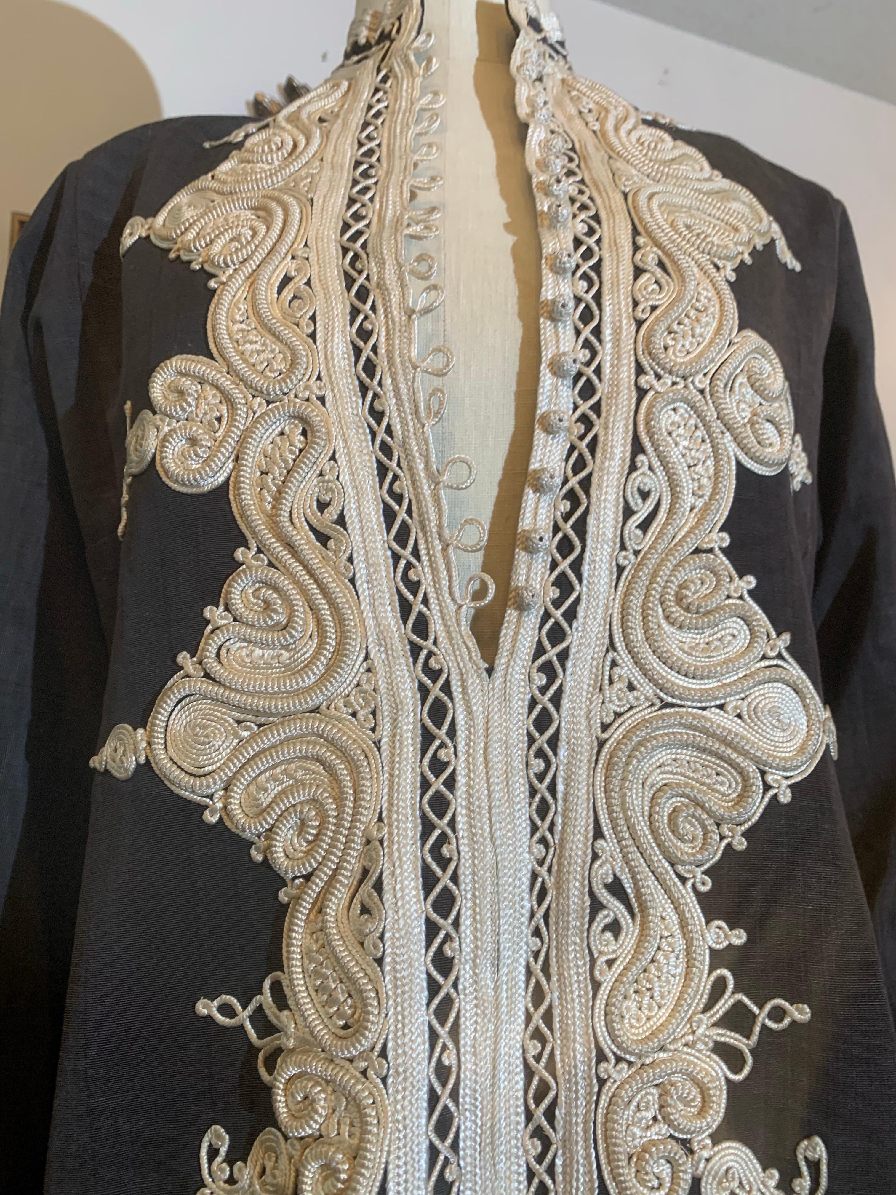 Caftan marocain traditionnel en noir moiré avec un incroyable travail de tressage à l'encolure Excellent état - En vente à Gresham, OR