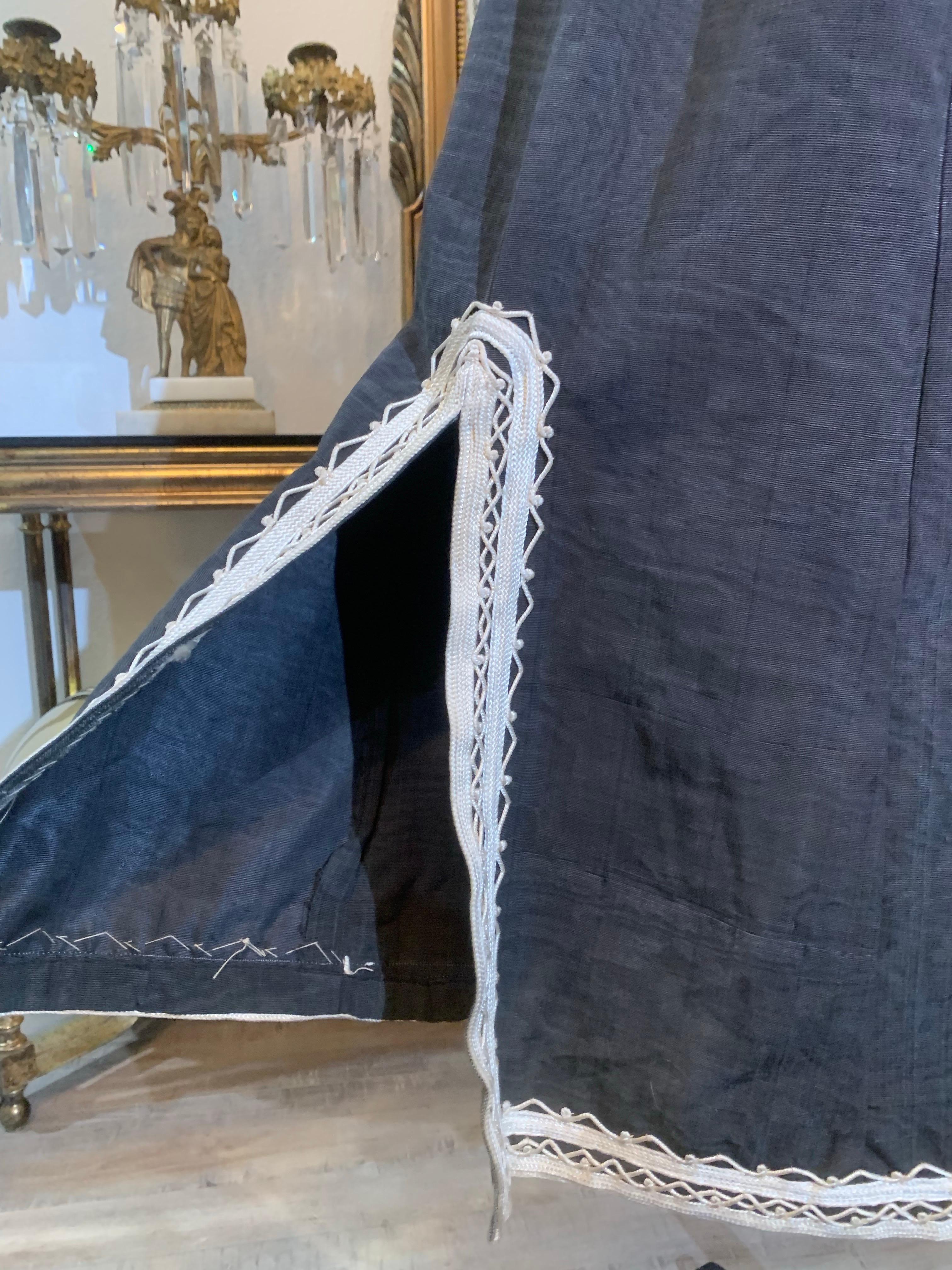 Caftan marocain traditionnel en noir moiré avec un incroyable travail de tressage à l'encolure en vente 1