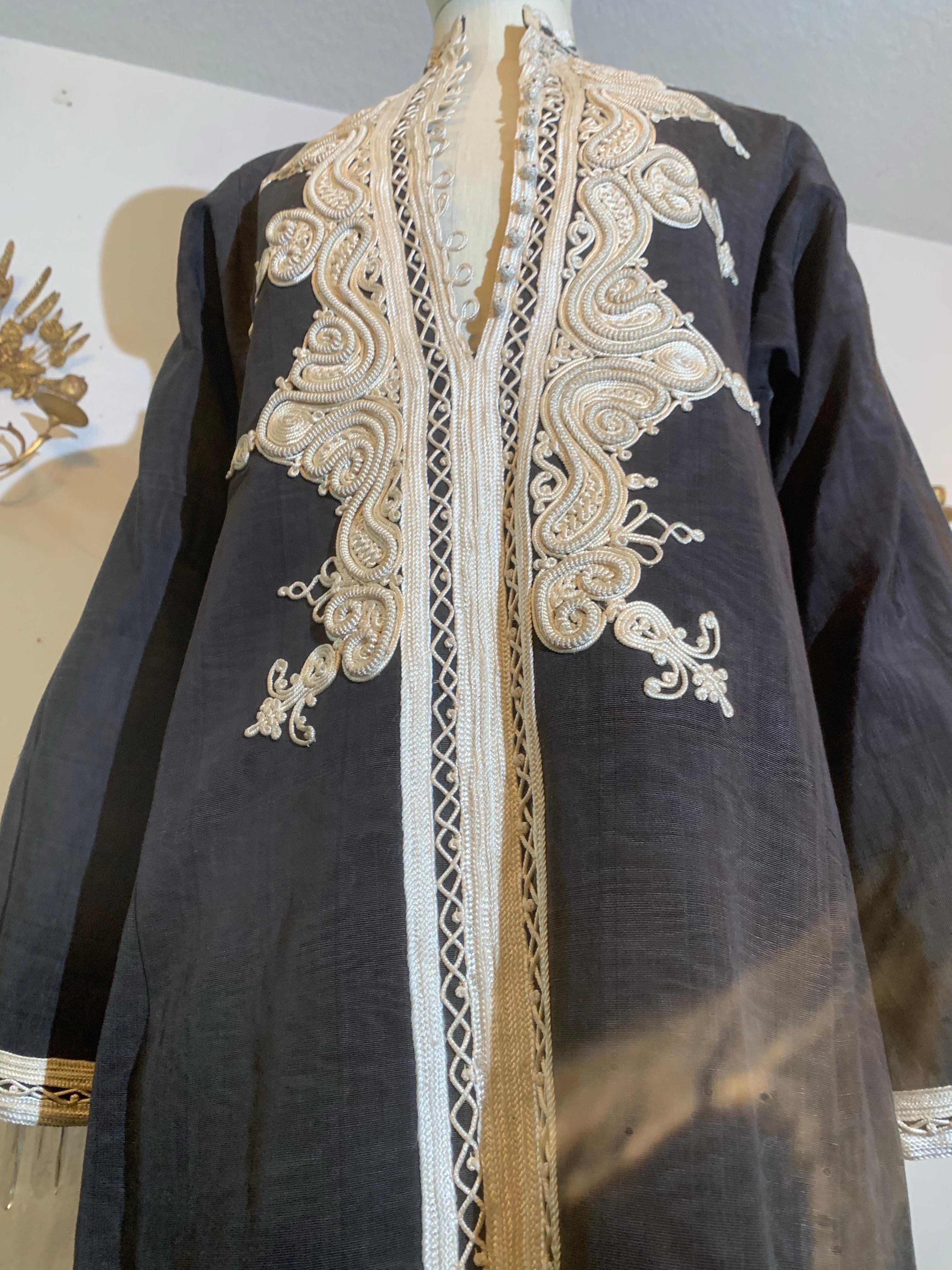Caftan marocain traditionnel en noir moiré avec un incroyable travail de tressage à l'encolure en vente 2