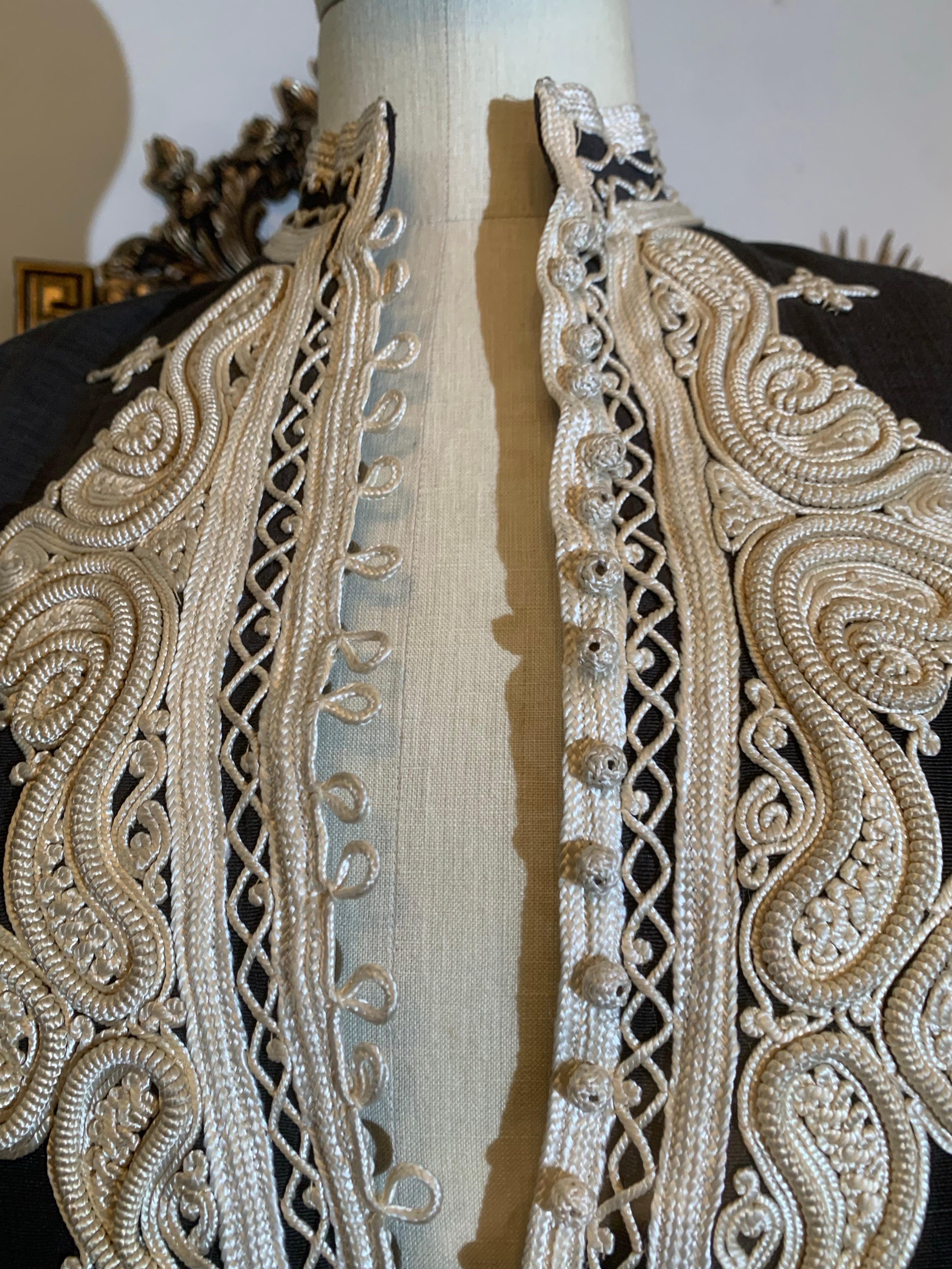Caftan marocain traditionnel en noir moiré avec un incroyable travail de tressage à l'encolure en vente 4