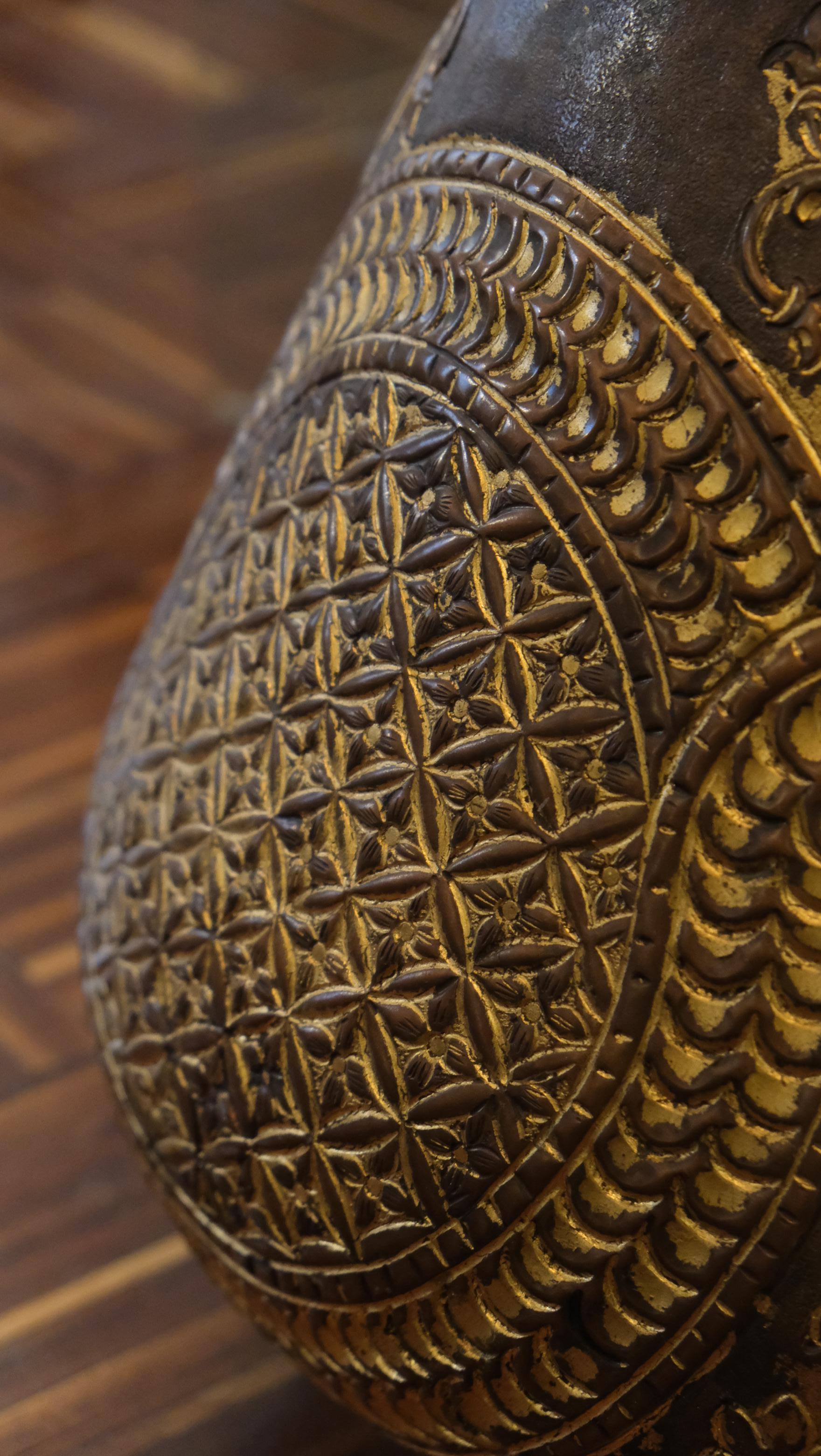 Traditionelle Vase mit Motiv, handgefertigt aus Bronze und Kupfer von Palena Furniture (21. Jahrhundert und zeitgenössisch) im Angebot