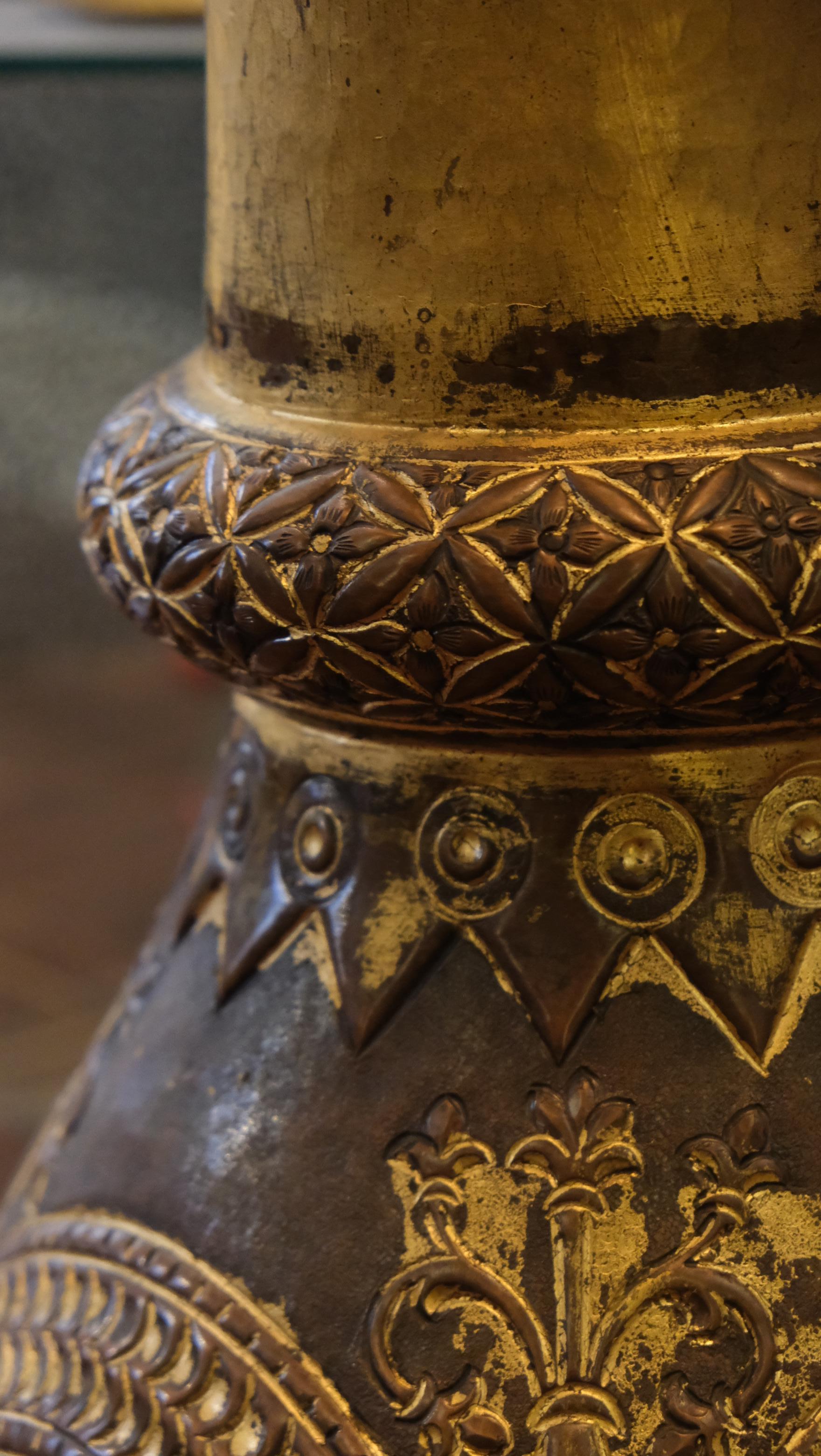 Traditionelle Vase mit Motiv, handgefertigt aus Bronze und Kupfer von Palena Furniture im Angebot 1