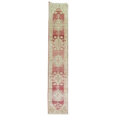 Tapis de couloir turc rouge étroit de la collection Zabihi du milieu du 20e siècle