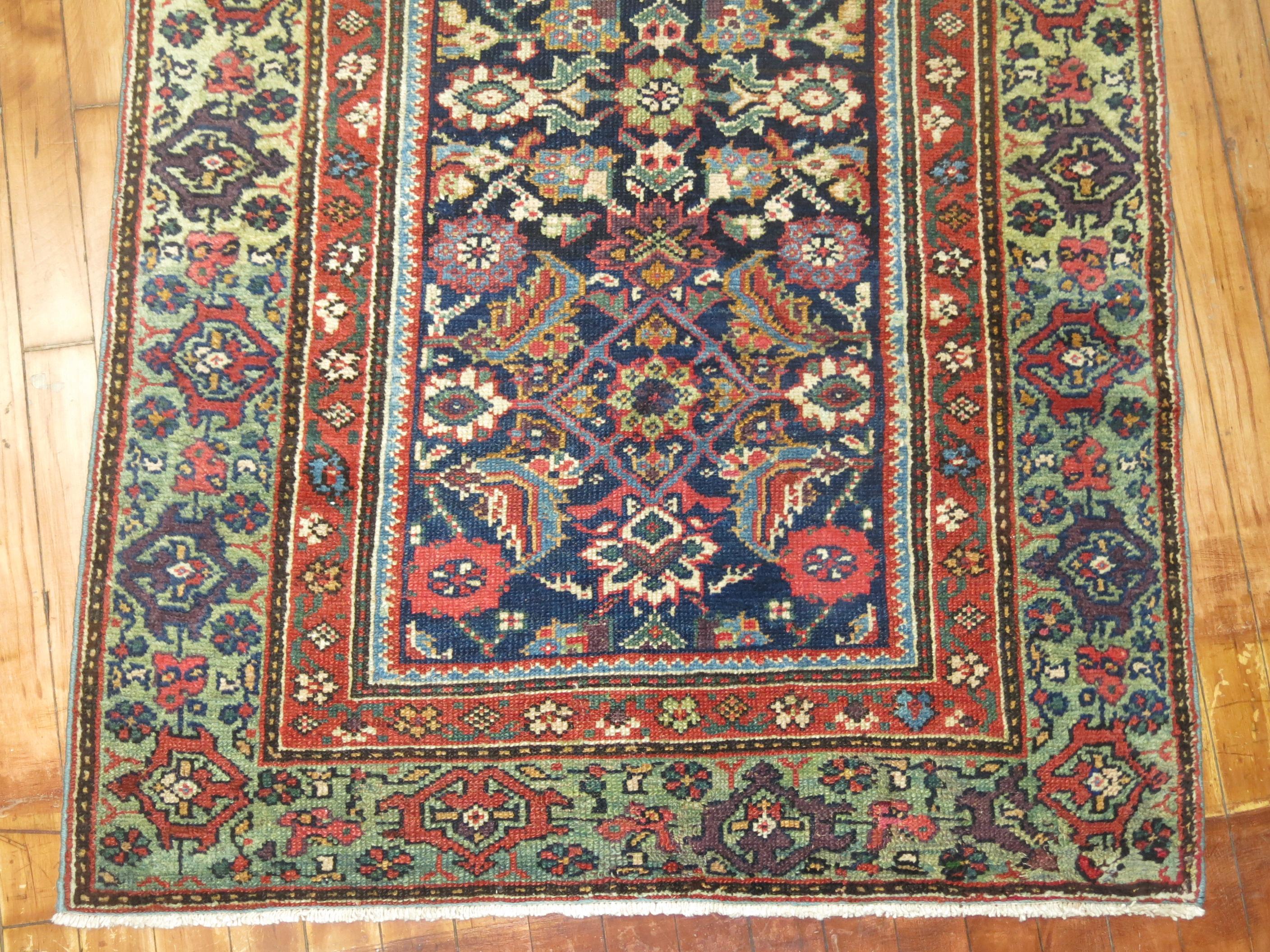 Long Persian Runner, traditioneller marinegrüner langer Läufer, 20. Jahrhundert (Persisch) im Angebot