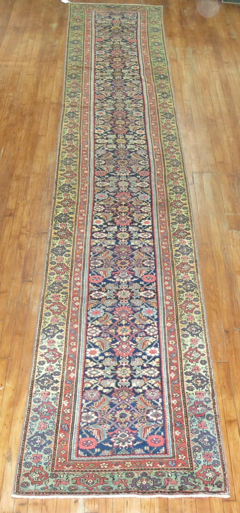 Long Persian Runner, traditioneller marinegrüner langer Läufer, 20. Jahrhundert (Handgewebt) im Angebot