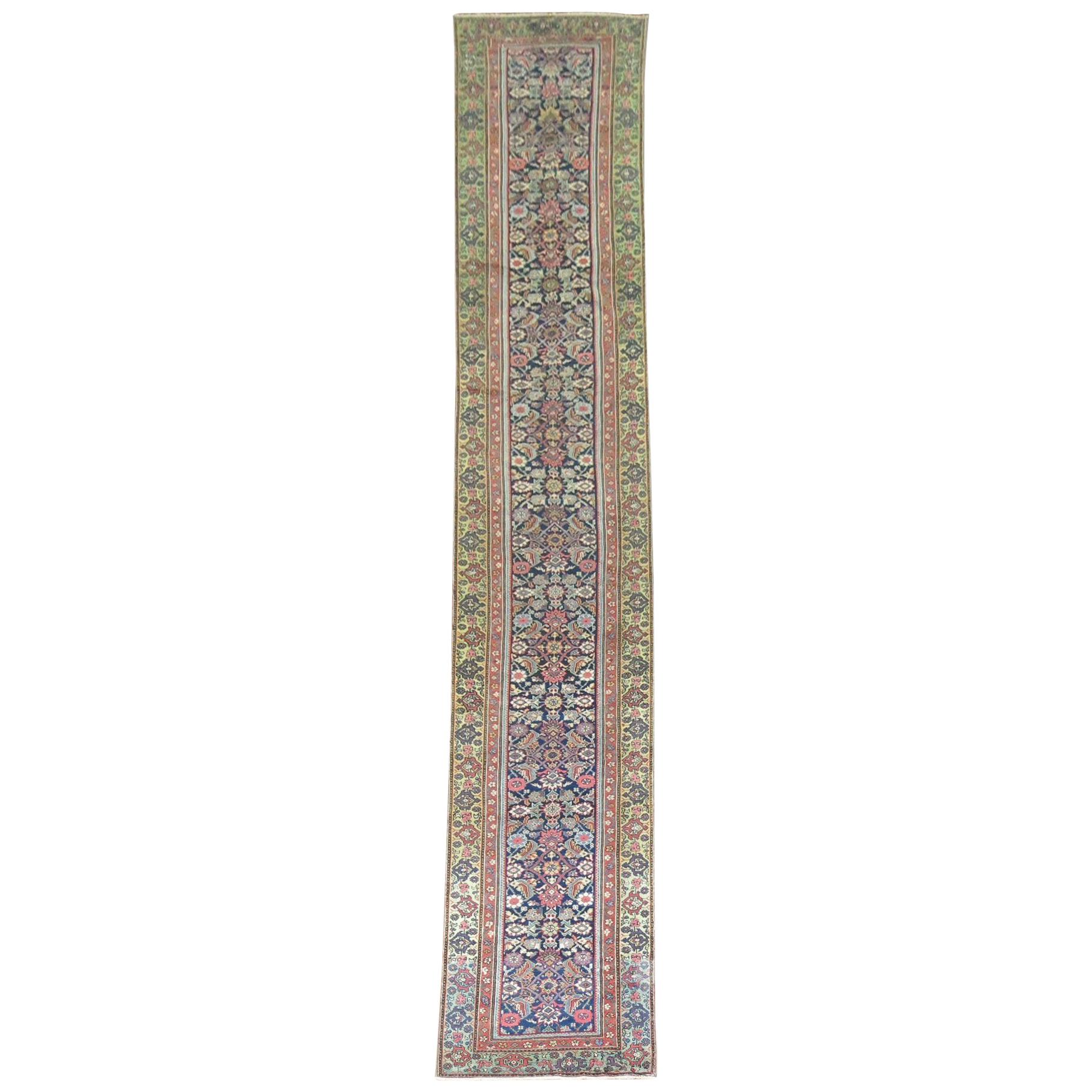 Long tapis de couloir persan traditionnel vert marine, 20ème siècle