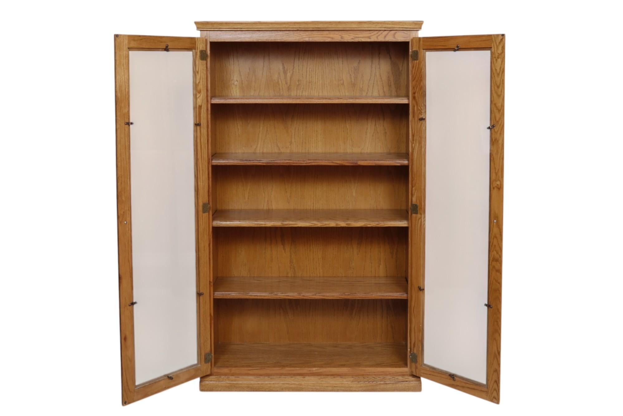 Traditional Oak Bookcase In Good Condition For Sale In Bradenton, FL