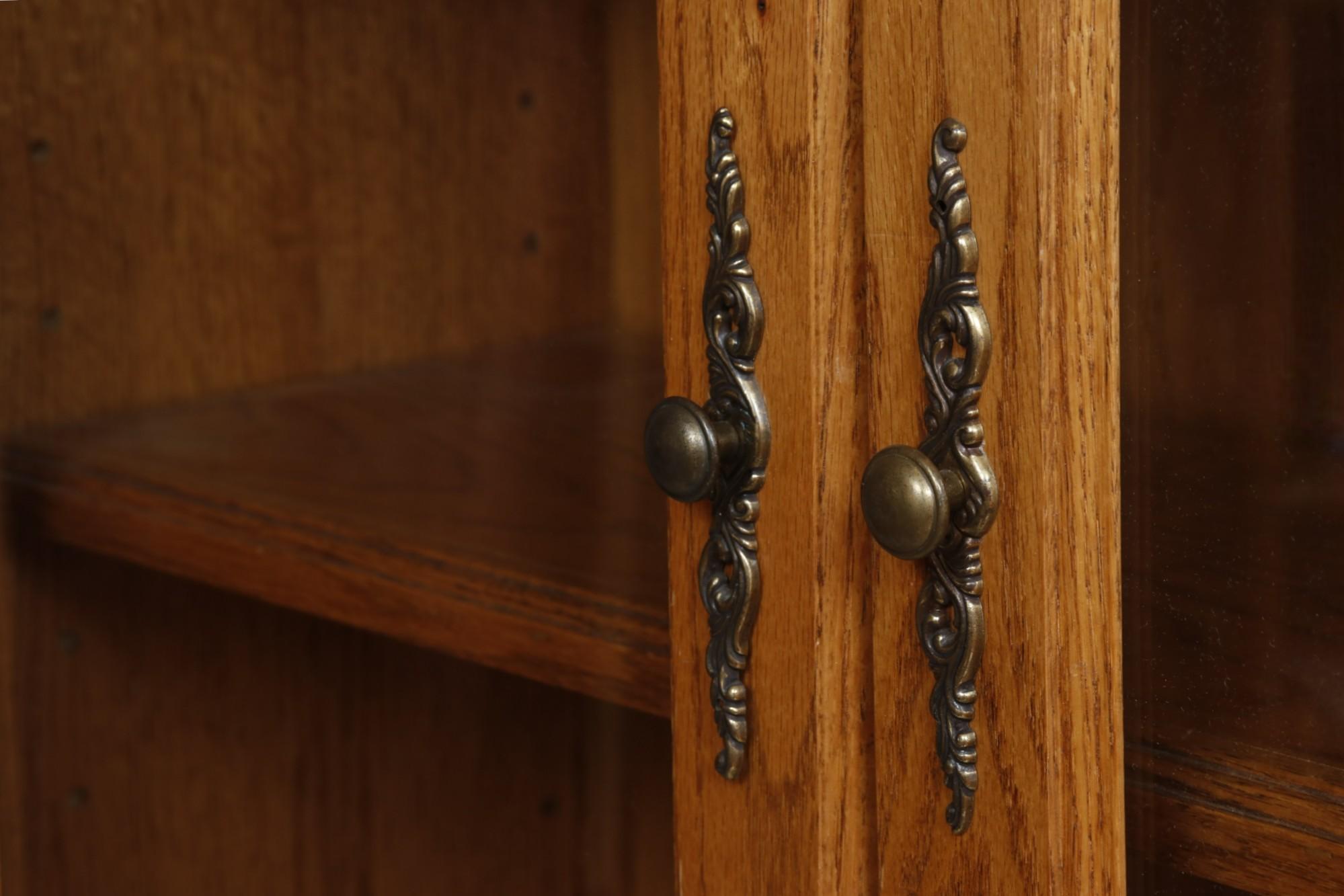 Traditional Oak Bookcase For Sale 2