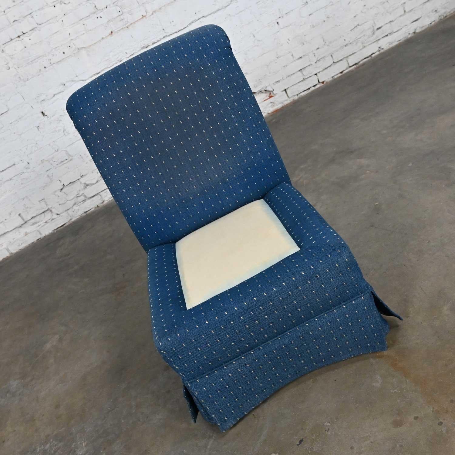 Traditioneller oder Hollywood-Regency-Sessel mit blauer gerollter Rückenlehne und Rollen im Angebot 5