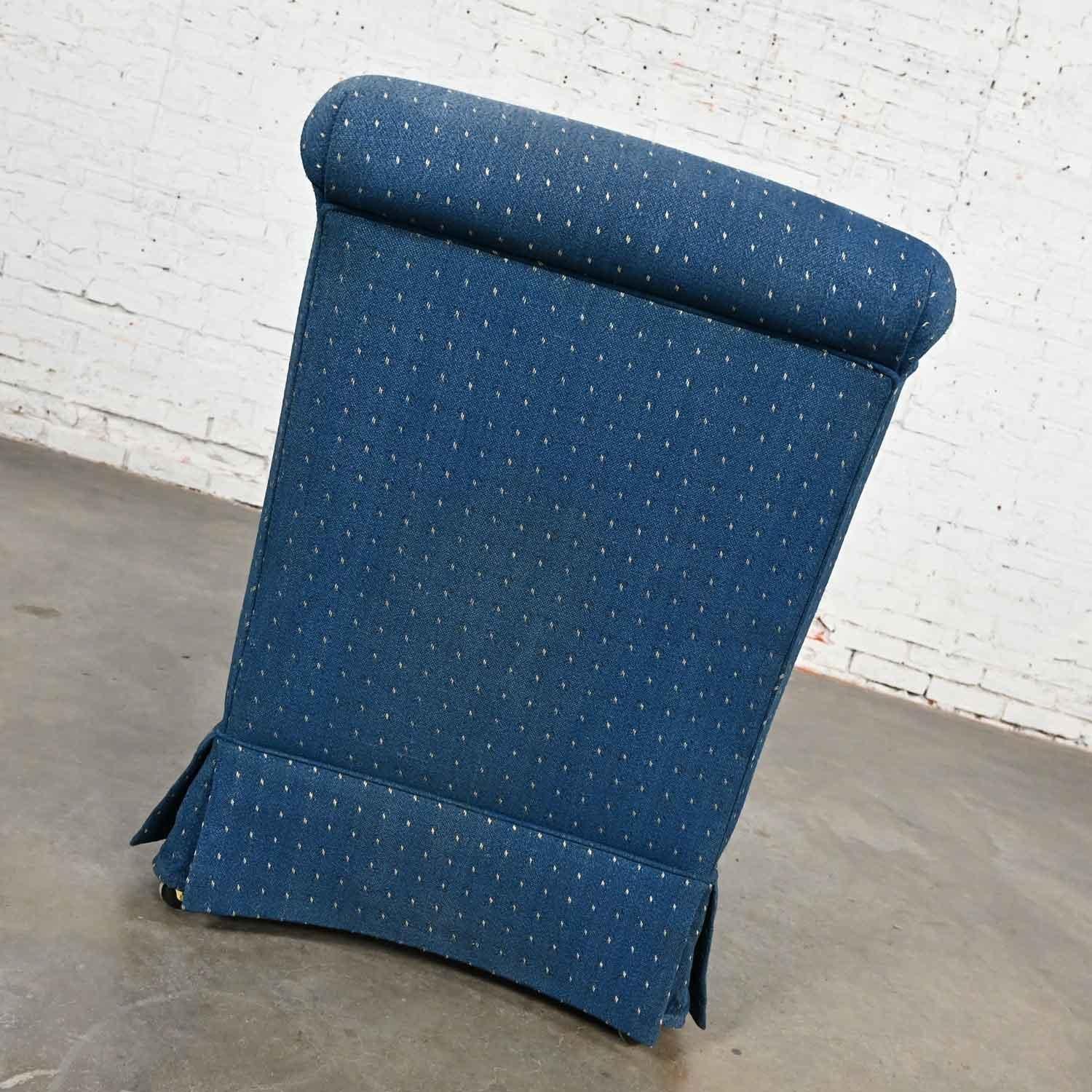 Traditioneller oder Hollywood-Regency-Sessel mit blauer gerollter Rückenlehne und Rollen (Stoff) im Angebot