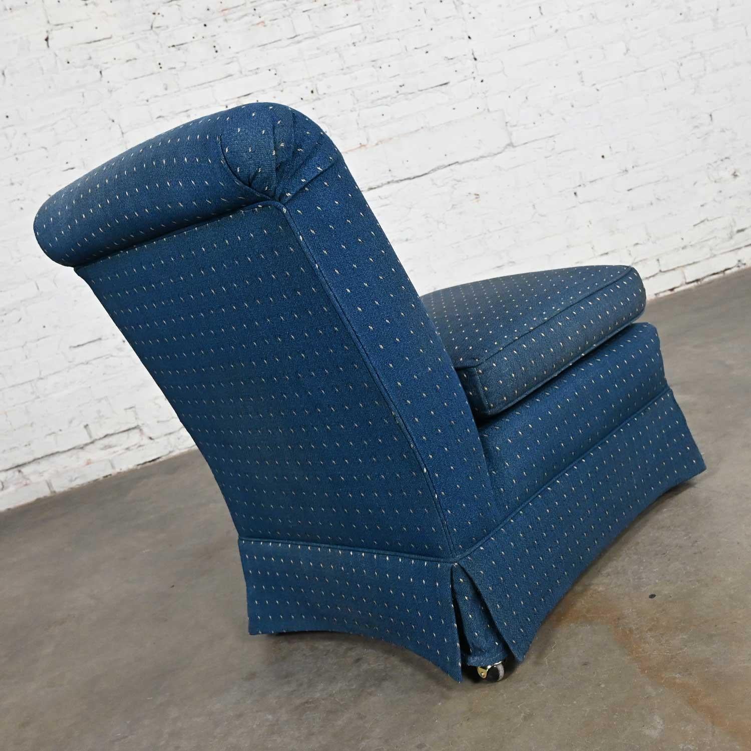 Traditioneller oder Hollywood-Regency-Sessel mit blauer gerollter Rückenlehne und Rollen im Angebot 1
